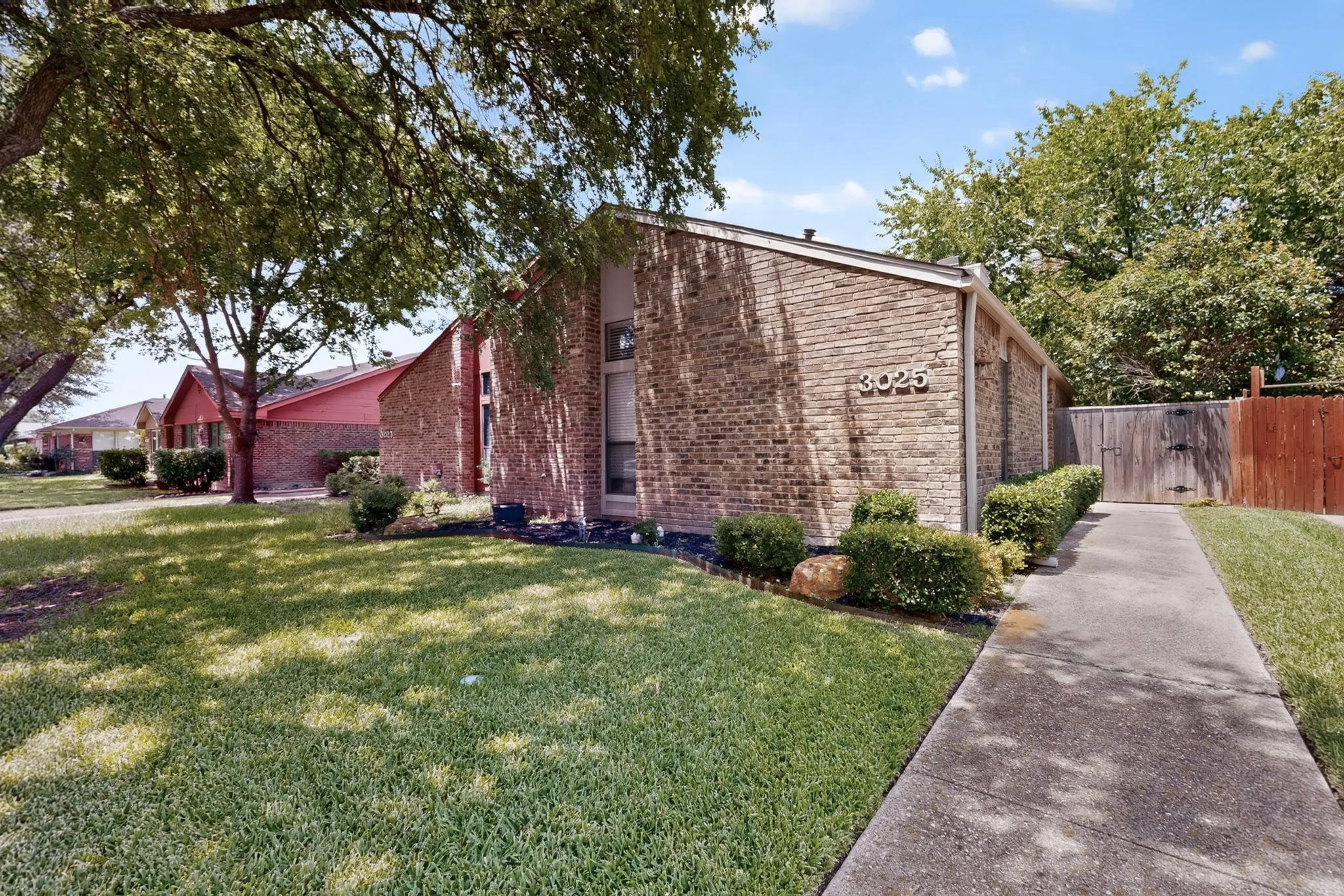 Single Family Residence For Sale in Dallas County , 3025 Westforest Drive, Dallas, Texas 75229, 2 Bedroom, 2 Bathroom, 2 Garage spaces, 1,172 Sqft, built in 1982, mls#21328548, Real Estate Agent in Dallas, Homes For Sale in Dallas county, Homes For Sale in Dallas, Realtor in Dallas Texas, Real Estate Brokerage Independent Realty Texas, Luminita Cordes Realtor