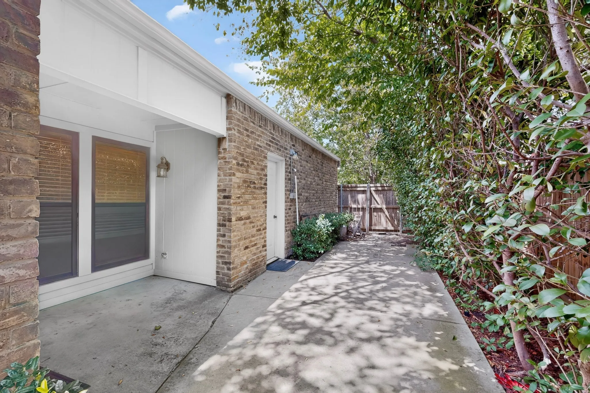 Single Family Residence For Sale in Dallas County , 3025 Westforest Drive, Dallas, Texas 75229, 2 Bedroom, 2 Bathroom, 2 Garage spaces, 1,172 Sqft, built in 1982, mls#21328548, Real Estate Agent in Dallas, Homes For Sale in Dallas county, Homes For Sale in Dallas, Realtor in Dallas Texas, Real Estate Brokerage Independent Realty Texas, Luminita Cordes Realtor
