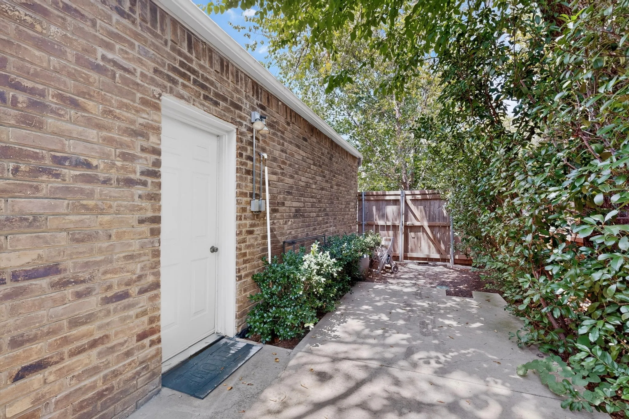 Single Family Residence For Sale in Dallas County , 3025 Westforest Drive, Dallas, Texas 75229, 2 Bedroom, 2 Bathroom, 2 Garage spaces, 1,172 Sqft, built in 1982, mls#21328548, Real Estate Agent in Dallas, Homes For Sale in Dallas county, Homes For Sale in Dallas, Realtor in Dallas Texas, Real Estate Brokerage Independent Realty Texas, Luminita Cordes Realtor