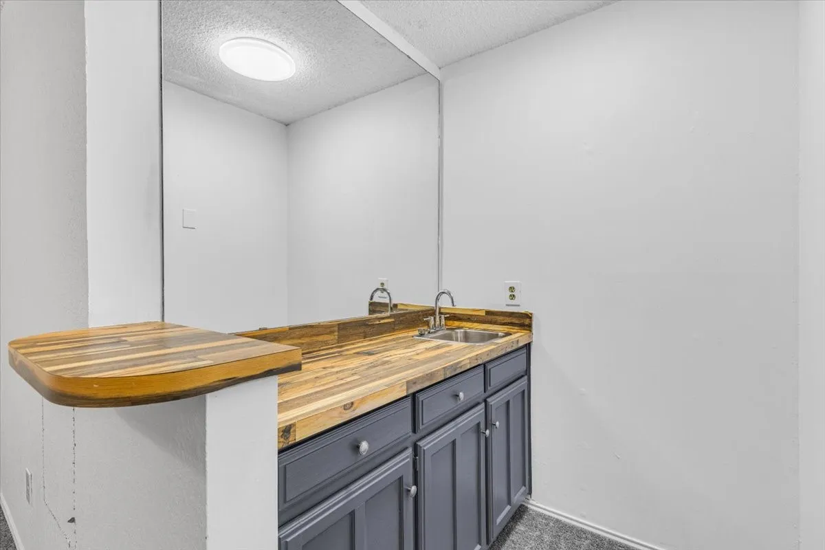 Single Family Residence For Sale in Tarrant County , 704 Matthews Court, Arlington, Texas 76012, 3 Bedroom, 2 Bathroom, 2 Garage spaces, 2,131 Sqft, built in 1978, mls#21344874, Real Estate Agent in Arlington, Homes For Sale in Tarrant county, Homes For Sale in Arlington, Realtor in Arlington Texas, Real Estate Brokerage Independent Realty Texas, Luminita Cordes Realtor