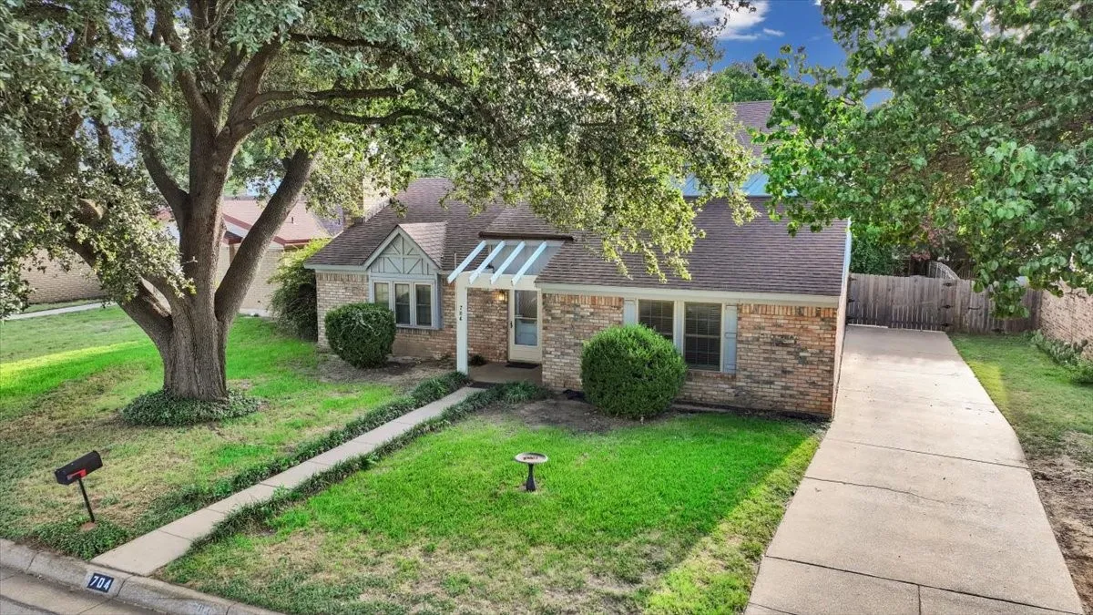 Single Family Residence For Sale in Tarrant County , 704 Matthews Court, Arlington, Texas 76012, 3 Bedroom, 2 Bathroom, 2 Garage spaces, 2,131 Sqft, built in 1978, mls#21344874, Real Estate Agent in Arlington, Homes For Sale in Tarrant county, Homes For Sale in Arlington, Realtor in Arlington Texas, Real Estate Brokerage Independent Realty Texas, Luminita Cordes Realtor