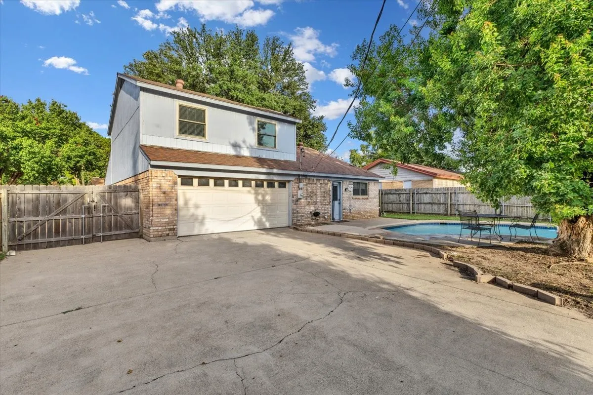 Single Family Residence For Sale in Tarrant County , 704 Matthews Court, Arlington, Texas 76012, 3 Bedroom, 2 Bathroom, 2 Garage spaces, 2,131 Sqft, built in 1978, mls#21344874, Real Estate Agent in Arlington, Homes For Sale in Tarrant county, Homes For Sale in Arlington, Realtor in Arlington Texas, Real Estate Brokerage Independent Realty Texas, Luminita Cordes Realtor