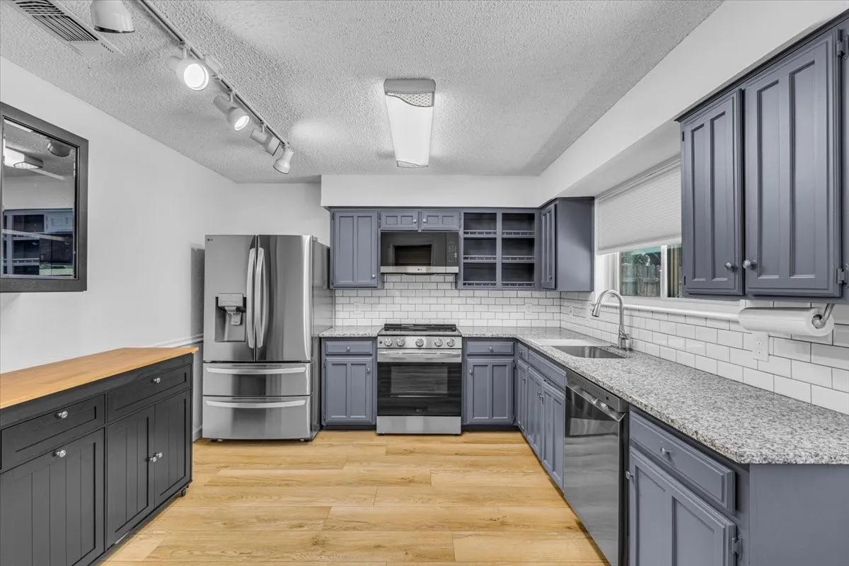 Single Family Residence For Sale in Tarrant County , 704 Matthews Court, Arlington, Texas 76012, 3 Bedroom, 2 Bathroom, 2 Garage spaces, 2,131 Sqft, built in 1978, mls#21344874, Real Estate Agent in Arlington, Homes For Sale in Tarrant county, Homes For Sale in Arlington, Realtor in Arlington Texas, Real Estate Brokerage Independent Realty Texas, Luminita Cordes Realtor