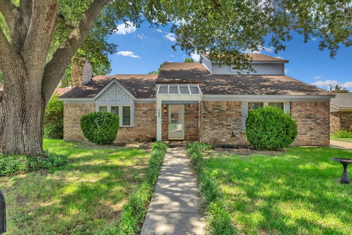 Single Family Residence For Sale in Tarrant County , 704 Matthews Court, Arlington, Texas 76012, 3 Bedroom, 2 Bathroom, 2 Garage spaces, 2,131 Sqft, built in 1978, mls#21344874, Real Estate Agent in Arlington, Homes For Sale in Tarrant county, Homes For Sale in Arlington, Realtor in Arlington Texas, Real Estate Brokerage Independent Realty Texas, Luminita Cordes Realtor