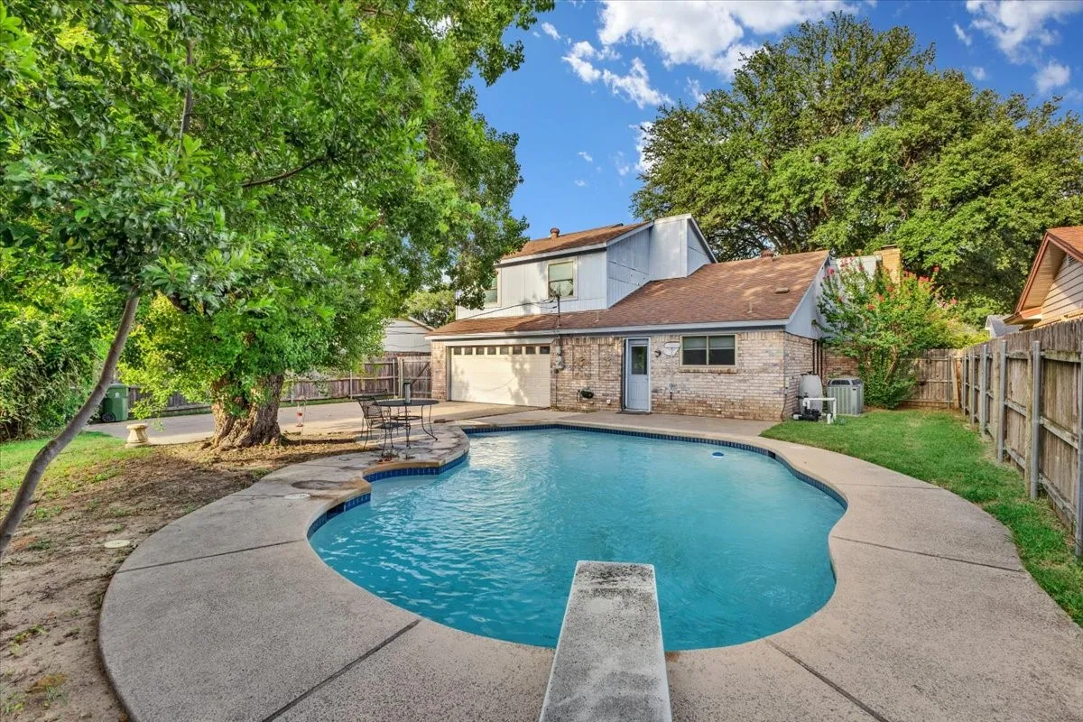 Single Family Residence For Sale in Tarrant County , 704 Matthews Court, Arlington, Texas 76012, 3 Bedroom, 2 Bathroom, 2 Garage spaces, 2,131 Sqft, built in 1978, mls#21344874, Real Estate Agent in Arlington, Homes For Sale in Tarrant county, Homes For Sale in Arlington, Realtor in Arlington Texas, Real Estate Brokerage Independent Realty Texas, Luminita Cordes Realtor