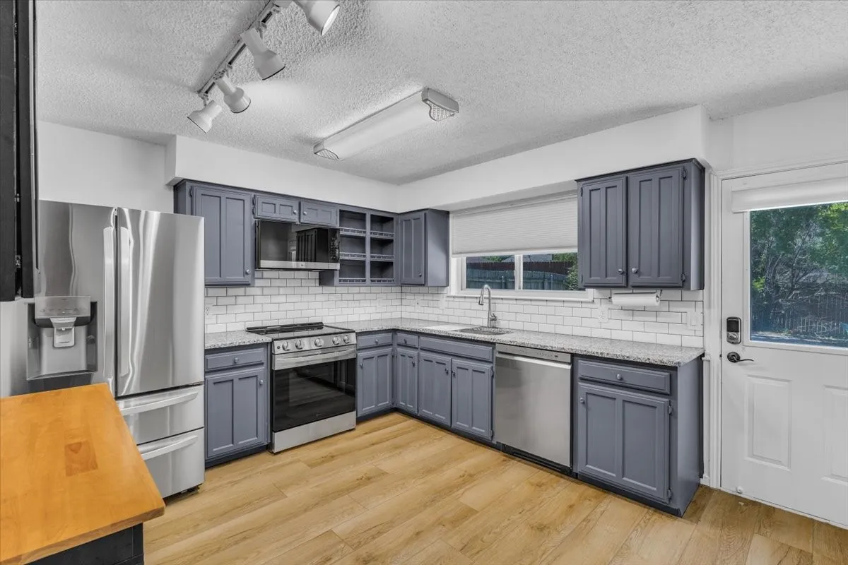 Single Family Residence For Sale in Tarrant County , 704 Matthews Court, Arlington, Texas 76012, 3 Bedroom, 2 Bathroom, 2 Garage spaces, 2,131 Sqft, built in 1978, mls#21344874, Real Estate Agent in Arlington, Homes For Sale in Tarrant county, Homes For Sale in Arlington, Realtor in Arlington Texas, Real Estate Brokerage Independent Realty Texas, Luminita Cordes Realtor