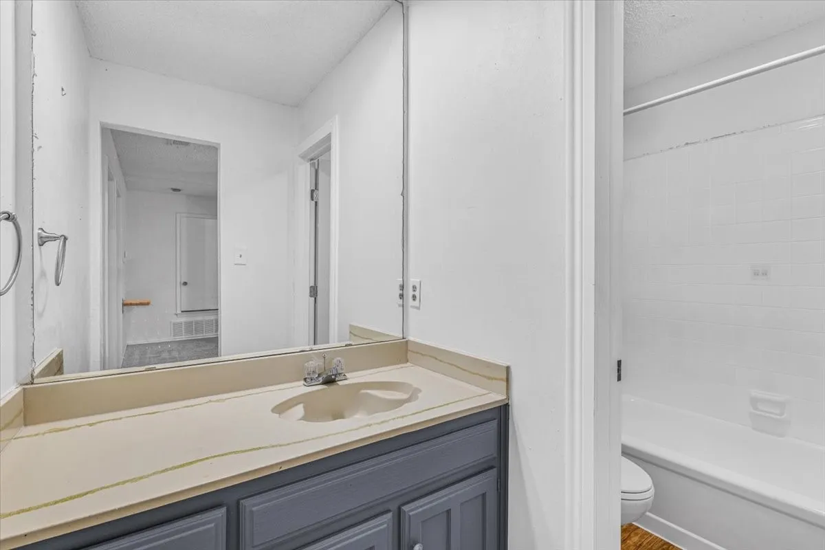 Single Family Residence For Sale in Tarrant County , 704 Matthews Court, Arlington, Texas 76012, 3 Bedroom, 2 Bathroom, 2 Garage spaces, 2,131 Sqft, built in 1978, mls#21344874, Real Estate Agent in Arlington, Homes For Sale in Tarrant county, Homes For Sale in Arlington, Realtor in Arlington Texas, Real Estate Brokerage Independent Realty Texas, Luminita Cordes Realtor