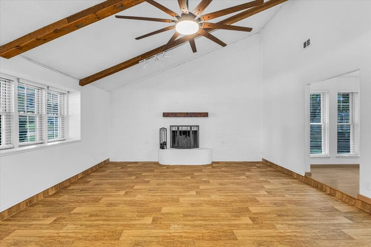 Single Family Residence For Sale in Tarrant County , 704 Matthews Court, Arlington, Texas 76012, 3 Bedroom, 2 Bathroom, 2 Garage spaces, 2,131 Sqft, built in 1978, mls#21344874, Real Estate Agent in Arlington, Homes For Sale in Tarrant county, Homes For Sale in Arlington, Realtor in Arlington Texas, Real Estate Brokerage Independent Realty Texas, Luminita Cordes Realtor