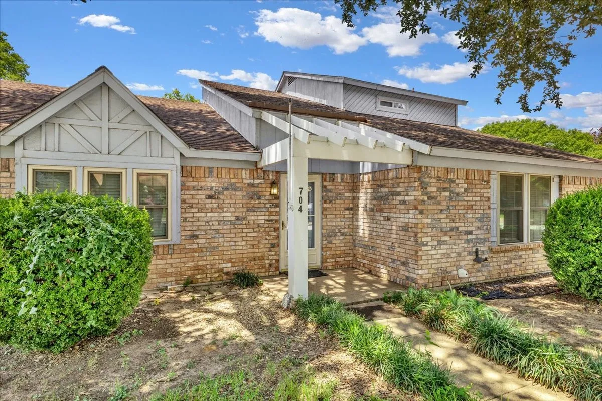 Single Family Residence For Sale in Tarrant County , 704 Matthews Court, Arlington, Texas 76012, 3 Bedroom, 2 Bathroom, 2 Garage spaces, 2,131 Sqft, built in 1978, mls#21344874, Real Estate Agent in Arlington, Homes For Sale in Tarrant county, Homes For Sale in Arlington, Realtor in Arlington Texas, Real Estate Brokerage Independent Realty Texas, Luminita Cordes Realtor