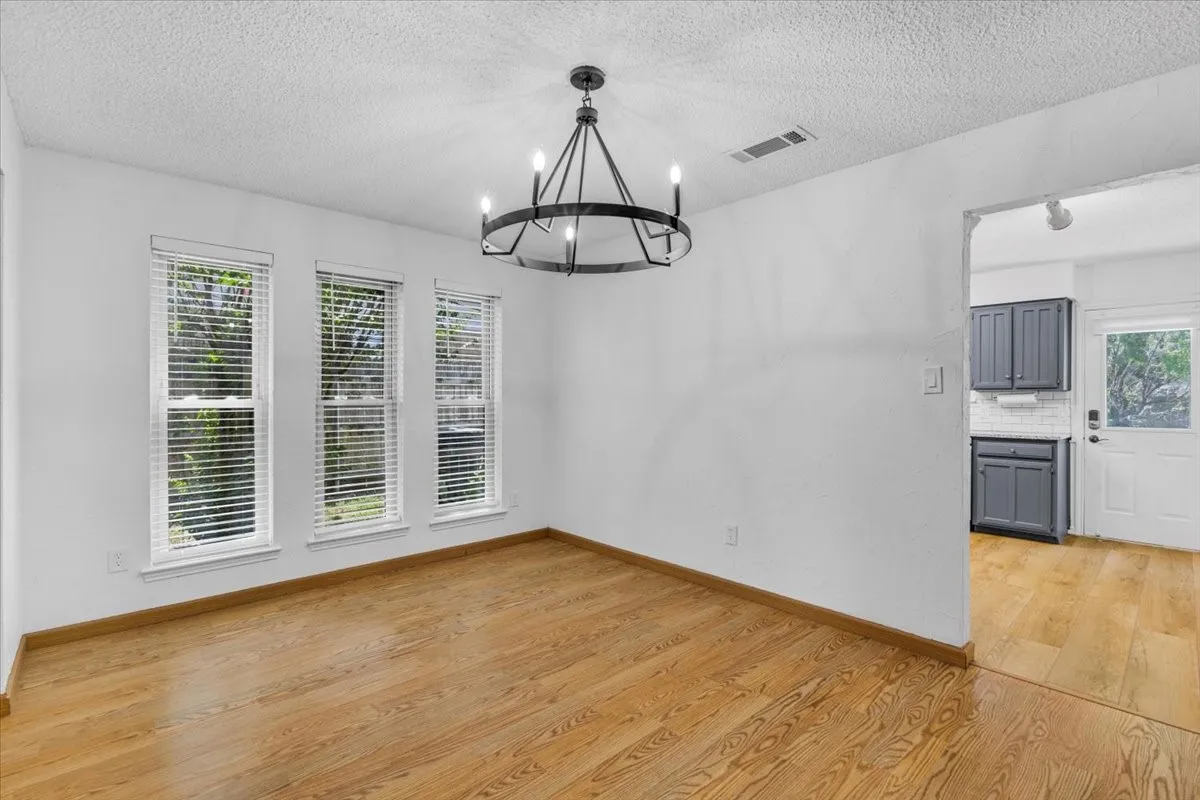 Single Family Residence For Sale in Tarrant County , 704 Matthews Court, Arlington, Texas 76012, 3 Bedroom, 2 Bathroom, 2 Garage spaces, 2,131 Sqft, built in 1978, mls#21344874, Real Estate Agent in Arlington, Homes For Sale in Tarrant county, Homes For Sale in Arlington, Realtor in Arlington Texas, Real Estate Brokerage Independent Realty Texas, Luminita Cordes Realtor