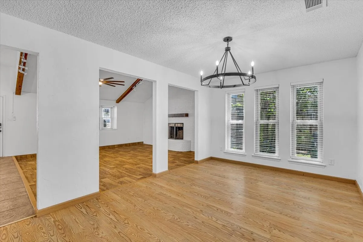 Single Family Residence For Sale in Tarrant County , 704 Matthews Court, Arlington, Texas 76012, 3 Bedroom, 2 Bathroom, 2 Garage spaces, 2,131 Sqft, built in 1978, mls#21344874, Real Estate Agent in Arlington, Homes For Sale in Tarrant county, Homes For Sale in Arlington, Realtor in Arlington Texas, Real Estate Brokerage Independent Realty Texas, Luminita Cordes Realtor