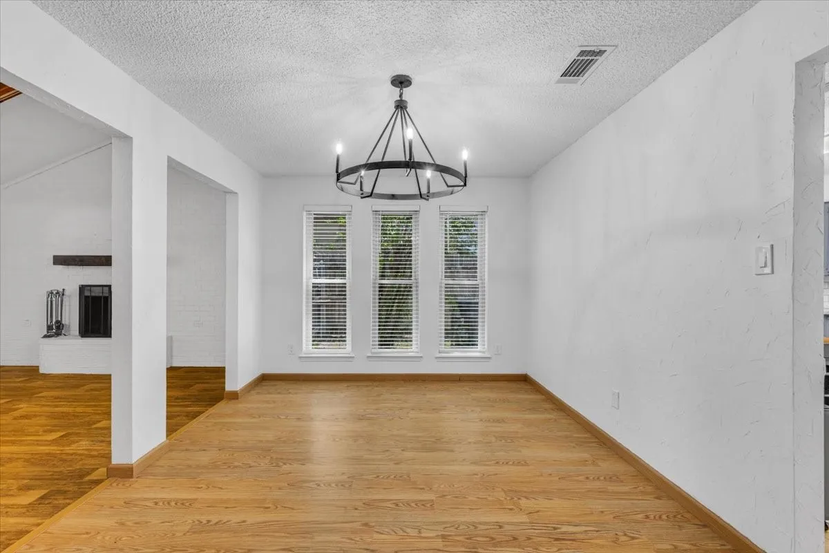 Single Family Residence For Sale in Tarrant County , 704 Matthews Court, Arlington, Texas 76012, 3 Bedroom, 2 Bathroom, 2 Garage spaces, 2,131 Sqft, built in 1978, mls#21344874, Real Estate Agent in Arlington, Homes For Sale in Tarrant county, Homes For Sale in Arlington, Realtor in Arlington Texas, Real Estate Brokerage Independent Realty Texas, Luminita Cordes Realtor