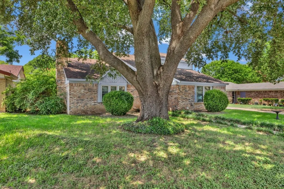 Single Family Residence For Sale in Tarrant County , 704 Matthews Court, Arlington, Texas 76012, 3 Bedroom, 2 Bathroom, 2 Garage spaces, 2,131 Sqft, built in 1978, mls#21344874, Real Estate Agent in Arlington, Homes For Sale in Tarrant county, Homes For Sale in Arlington, Realtor in Arlington Texas, Real Estate Brokerage Independent Realty Texas, Luminita Cordes Realtor