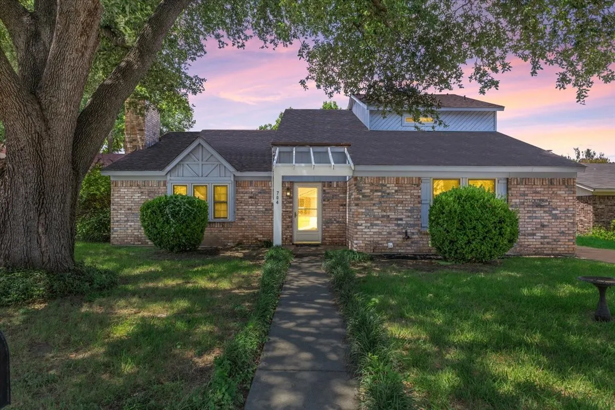 Single Family Residence For Sale in Tarrant County , 704 Matthews Court, Arlington, Texas 76012, 3 Bedroom, 2 Bathroom, 2 Garage spaces, 2,131 Sqft, built in 1978, mls#21344874, Real Estate Agent in Arlington, Homes For Sale in Tarrant county, Homes For Sale in Arlington, Realtor in Arlington Texas, Real Estate Brokerage Independent Realty Texas, Luminita Cordes Realtor