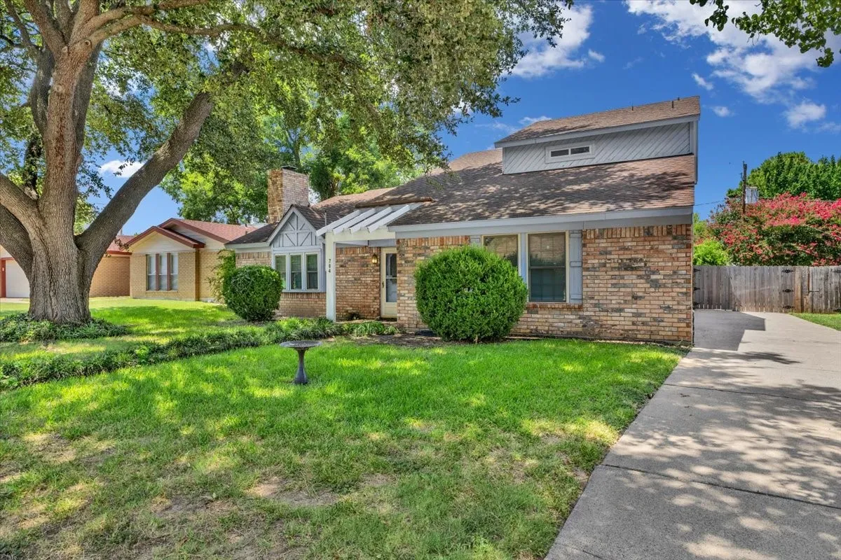 Single Family Residence For Sale in Tarrant County , 704 Matthews Court, Arlington, Texas 76012, 3 Bedroom, 2 Bathroom, 2 Garage spaces, 2,131 Sqft, built in 1978, mls#21344874, Real Estate Agent in Arlington, Homes For Sale in Tarrant county, Homes For Sale in Arlington, Realtor in Arlington Texas, Real Estate Brokerage Independent Realty Texas, Luminita Cordes Realtor