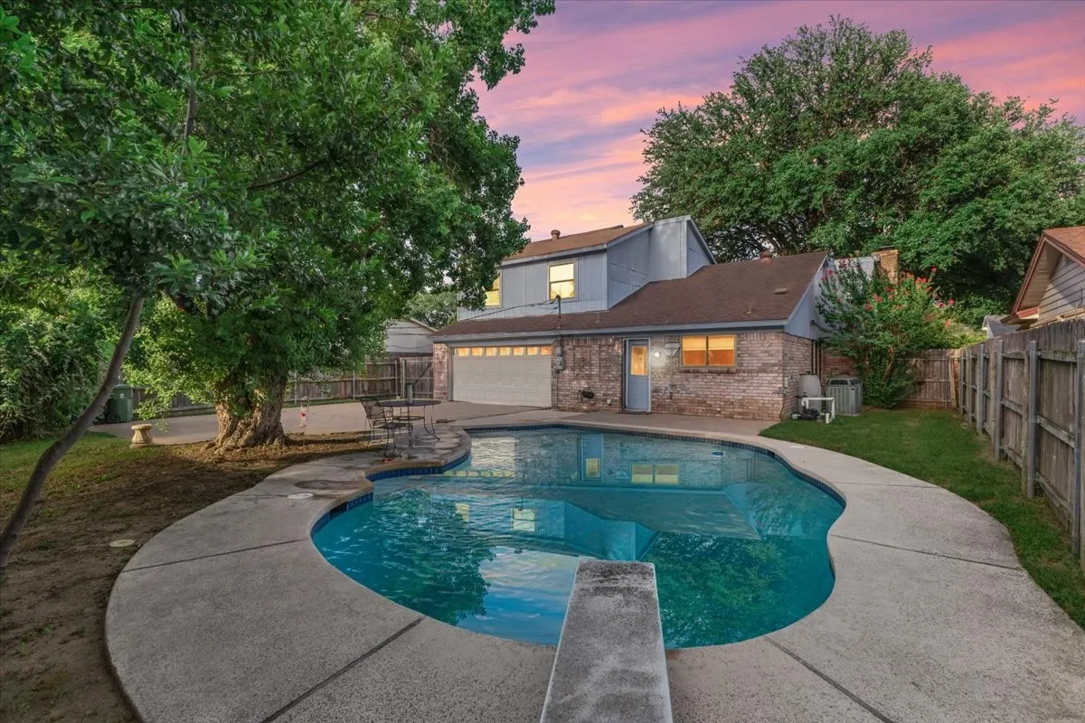 Single Family Residence For Sale in Tarrant County , 704 Matthews Court, Arlington, Texas 76012, 3 Bedroom, 2 Bathroom, 2 Garage spaces, 2,131 Sqft, built in 1978, mls#21344874, Real Estate Agent in Arlington, Homes For Sale in Tarrant county, Homes For Sale in Arlington, Realtor in Arlington Texas, Real Estate Brokerage Independent Realty Texas, Luminita Cordes Realtor