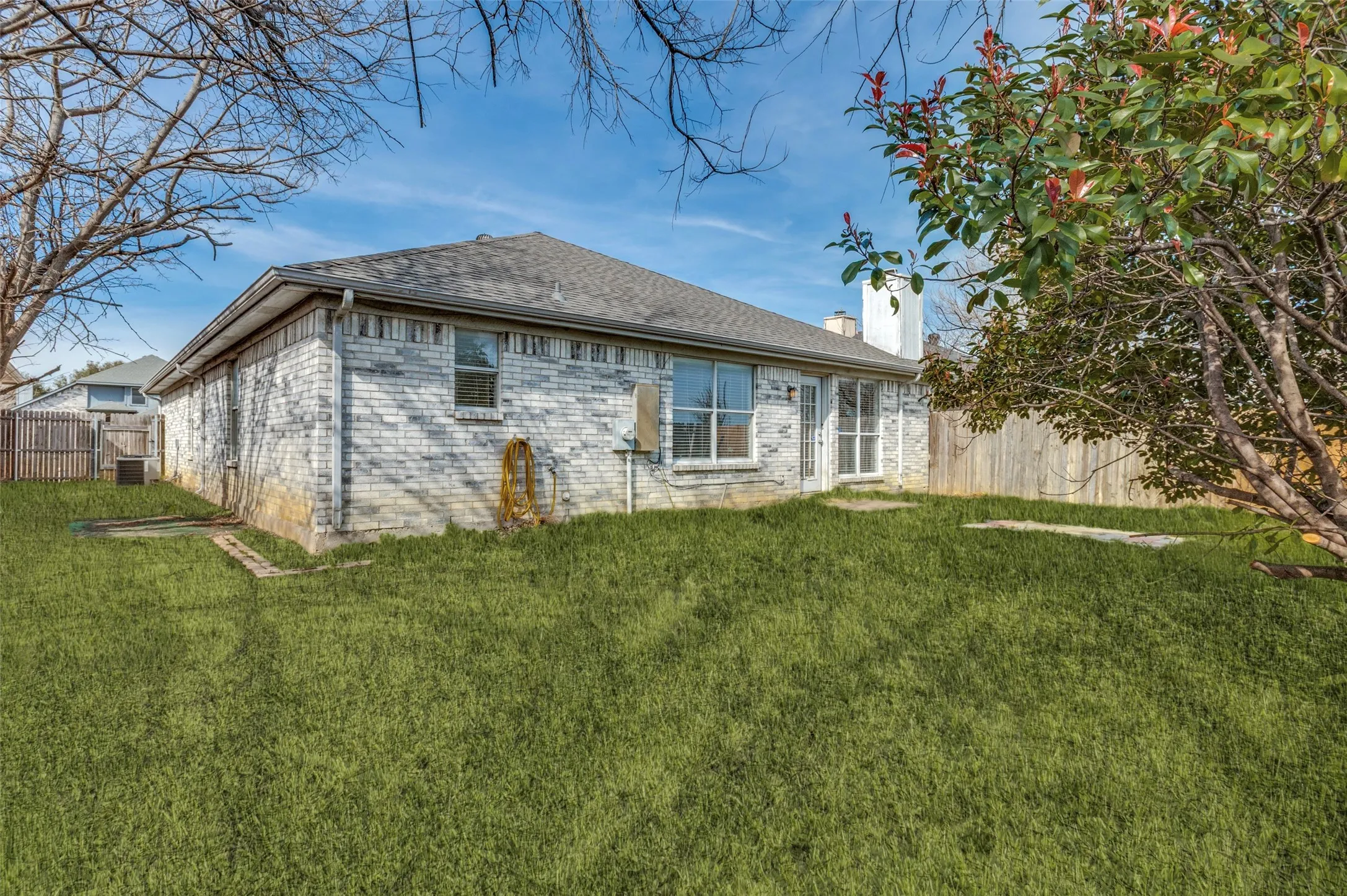 Single Family Residence For Sale in Tarrant County , 800 Ponselle Drive, Arlington, Texas 76001, 3 Bedrooms, 2 Bathrooms, 2 Garage spaces, 1,441 Sqft, built in 1999, Price $299,900, mls#21346096, Real Estate Agent in Arlington, Homes For Sale in Tarrant county, Homes For Sale in Arlington, Realtor in Arlington Texas, Real Estate Brokerage Independent Realty Texas, Luminita Cordes Realtor