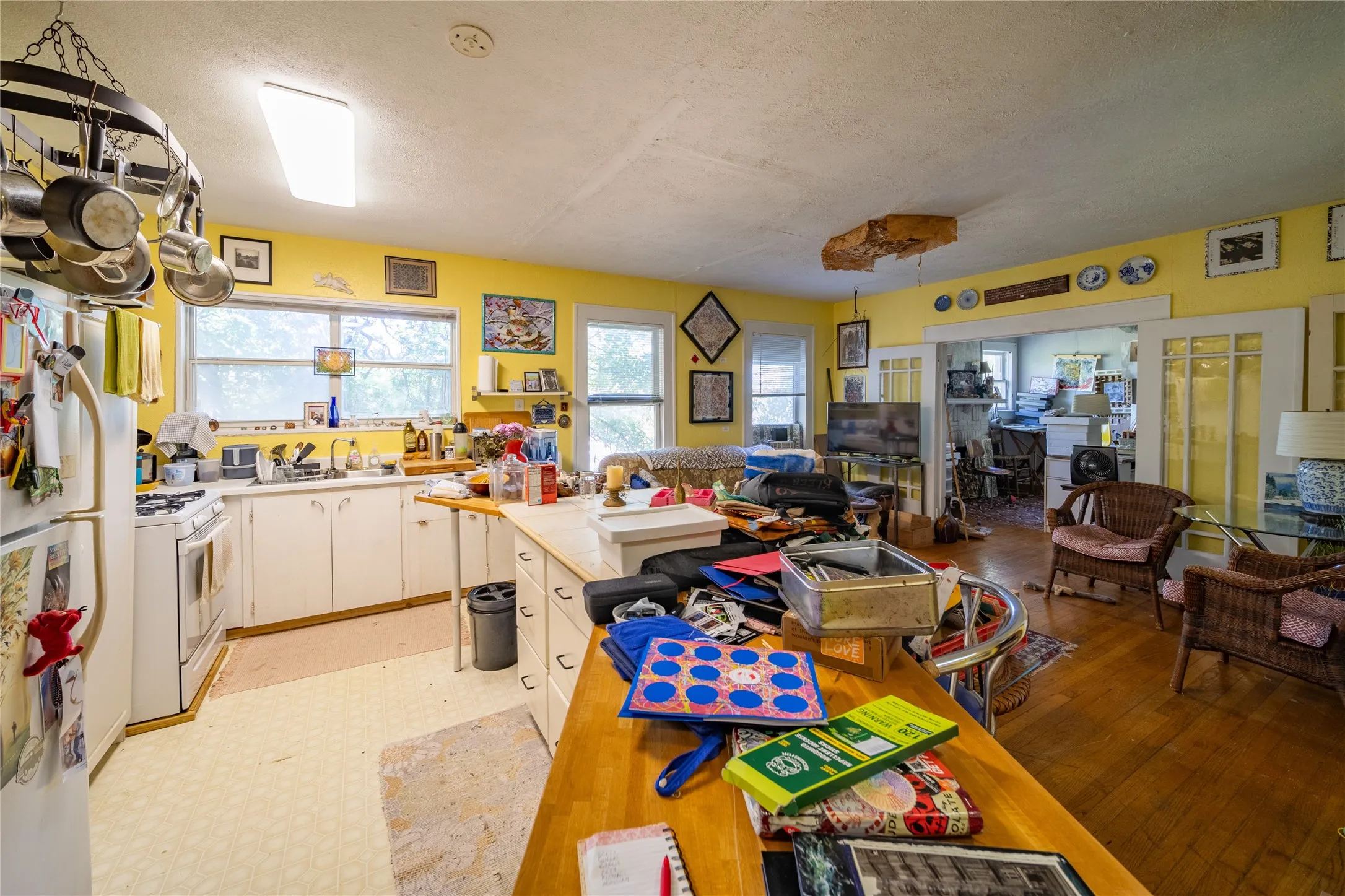 909 1/2 Sunset - The kitchen opens to the dining room.