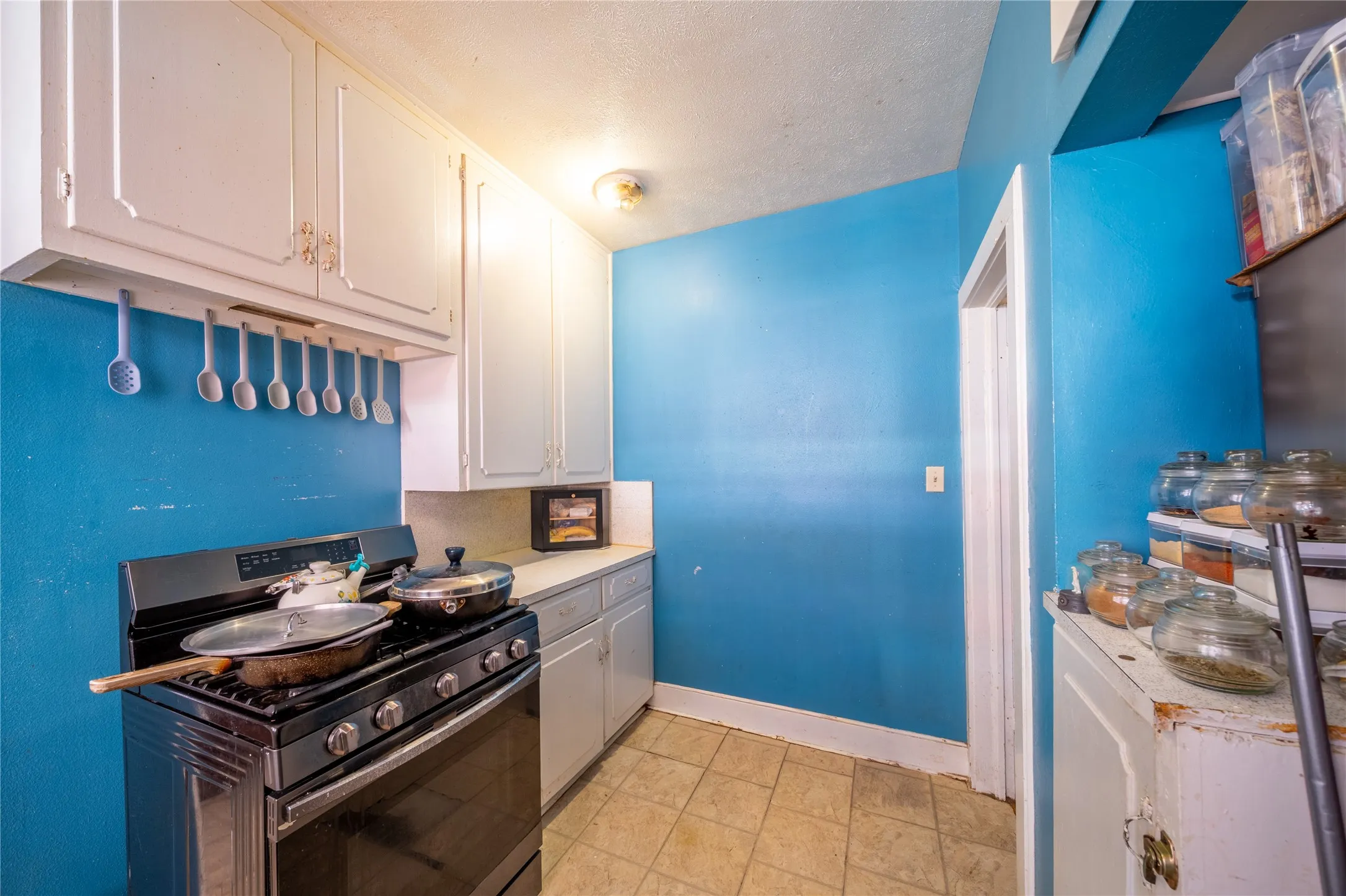 921 Sunset. The door to the right in the photo leads to the hallway connecting the bath and bedroom.