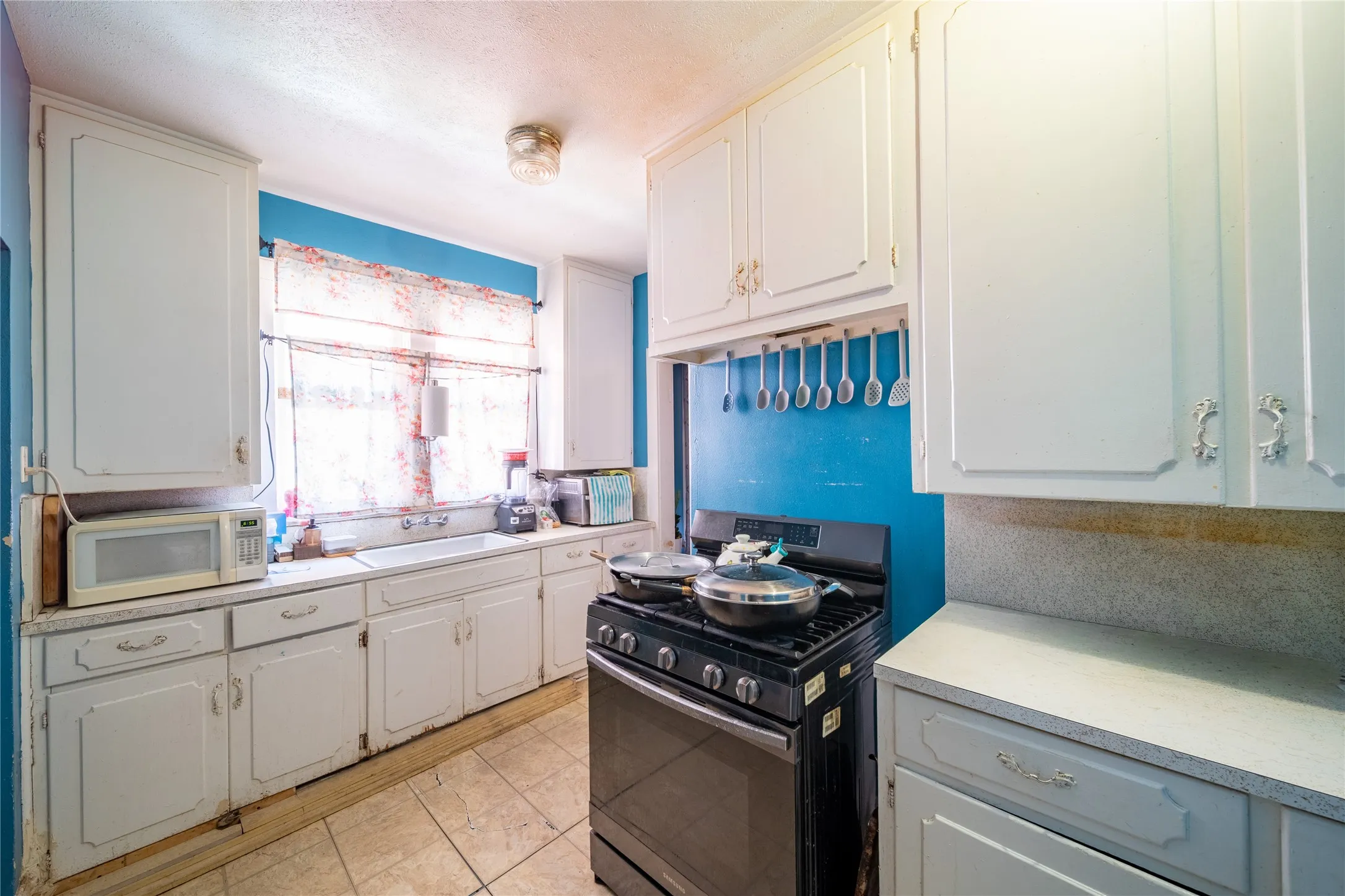 921 Sunset. The kitchen.