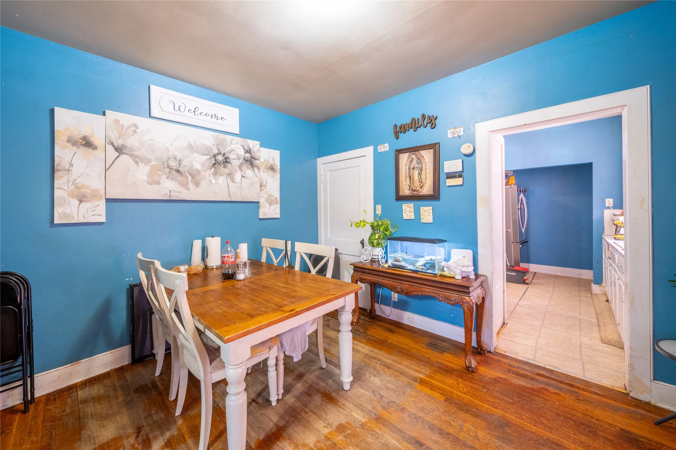 921 Sunset. The dining room is located between the living room and the​​‌​​​​‌​​‌‌​‌‌​​​‌‌​‌​‌​‌​​​‌​​ kitchen.