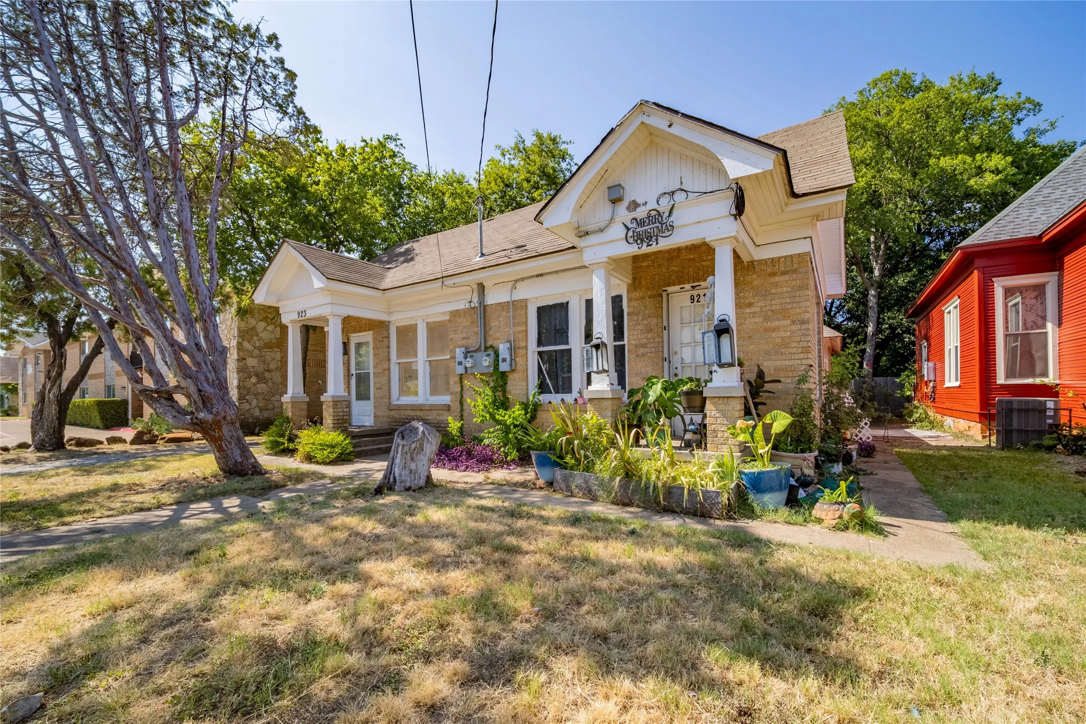 921 Sunset Ave is the property located on the right side of the duplex. 921 Sunset has not been renovated.