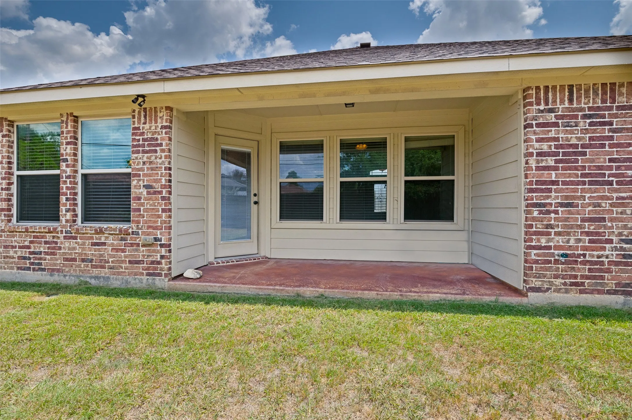 Single Family Residence For Sale in Ellis County , 215 Newcastle Street, Waxahachie, Texas 75165, 4 Bedroom, 2 Bathroom, 2 Garage spaces, 1,660 Sqft, built in 2012, mls#21303938, Real Estate Agent in Waxahachie, Homes For Sale in Ellis county, Homes For Sale in Waxahachie, Realtor in Waxahachie Texas, Real Estate Brokerage Independent Realty Texas, Luminita Cordes Realtor