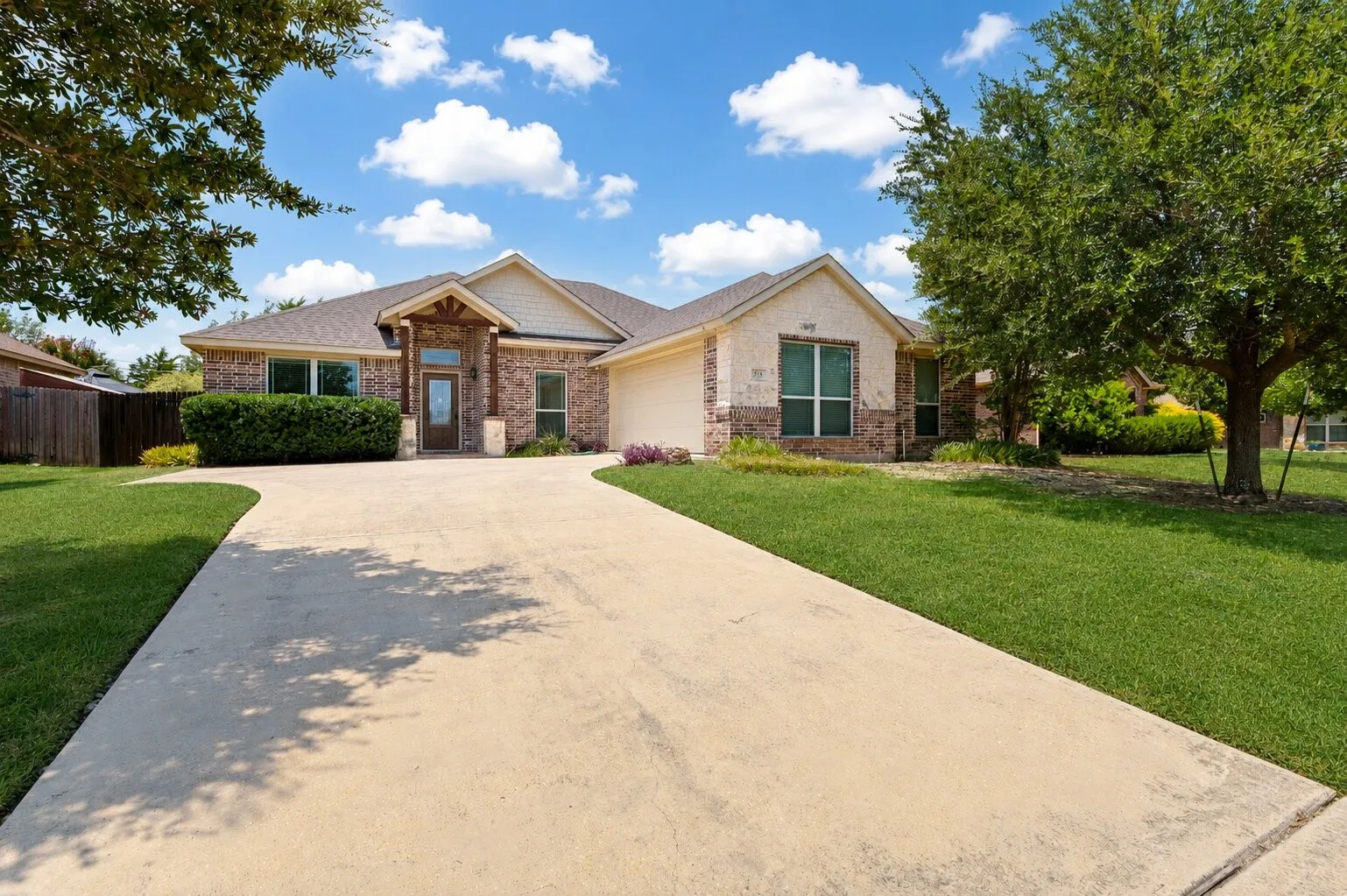 Single Family Residence For Sale in Ellis County , 215 Newcastle Street, Waxahachie, Texas 75165, 4 Bedroom, 2 Bathroom, 2 Garage spaces, 1,660 Sqft, built in 2012, mls#21303938, Real Estate Agent in Waxahachie, Homes For Sale in Ellis county, Homes For Sale in Waxahachie, Realtor in Waxahachie Texas, Real Estate Brokerage Independent Realty Texas, Luminita Cordes Realtor