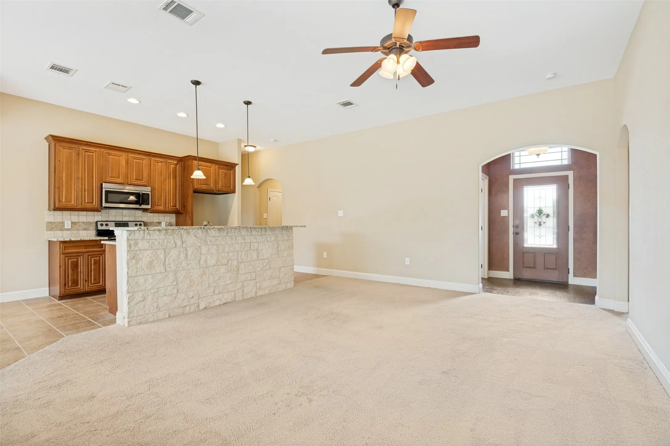 Single Family Residence For Sale in Ellis County , 215 Newcastle Street, Waxahachie, Texas 75165, 4 Bedroom, 2 Bathroom, 2 Garage spaces, 1,660 Sqft, built in 2012, mls#21303938, Real Estate Agent in Waxahachie, Homes For Sale in Ellis county, Homes For Sale in Waxahachie, Realtor in Waxahachie Texas, Real Estate Brokerage Independent Realty Texas, Luminita Cordes Realtor