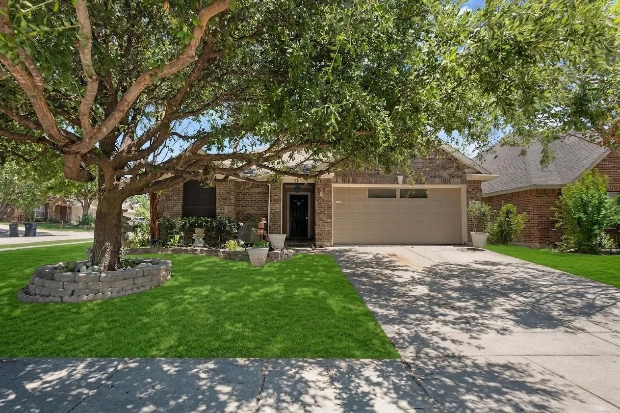 Single Family Residence For Sale in Tarrant County , 10032 Chrysalis Drive, Fort Worth, Texas 76131, 3 Bedroom, 2 Bathroom, 2 Garage spaces, 1,789 Sqft, built in 2009, mls#21344266, Real Estate Agent in Fort Worth, Homes For Sale in Tarrant county, Homes For Sale in Fort Worth, Realtor in Fort Worth Texas, Real Estate Brokerage Independent Realty Texas, Luminita Cordes Realtor