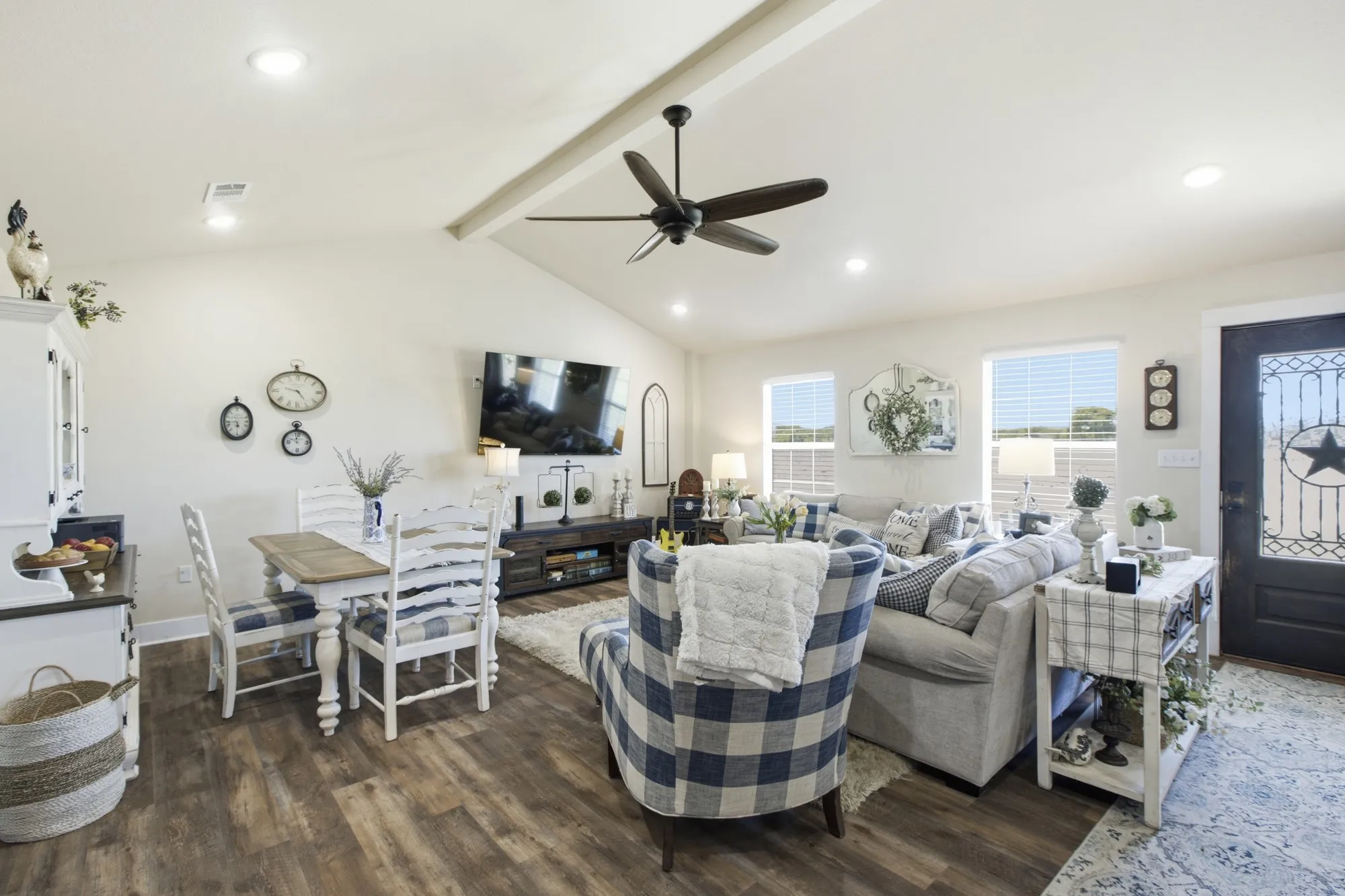 Living and dining room combo~