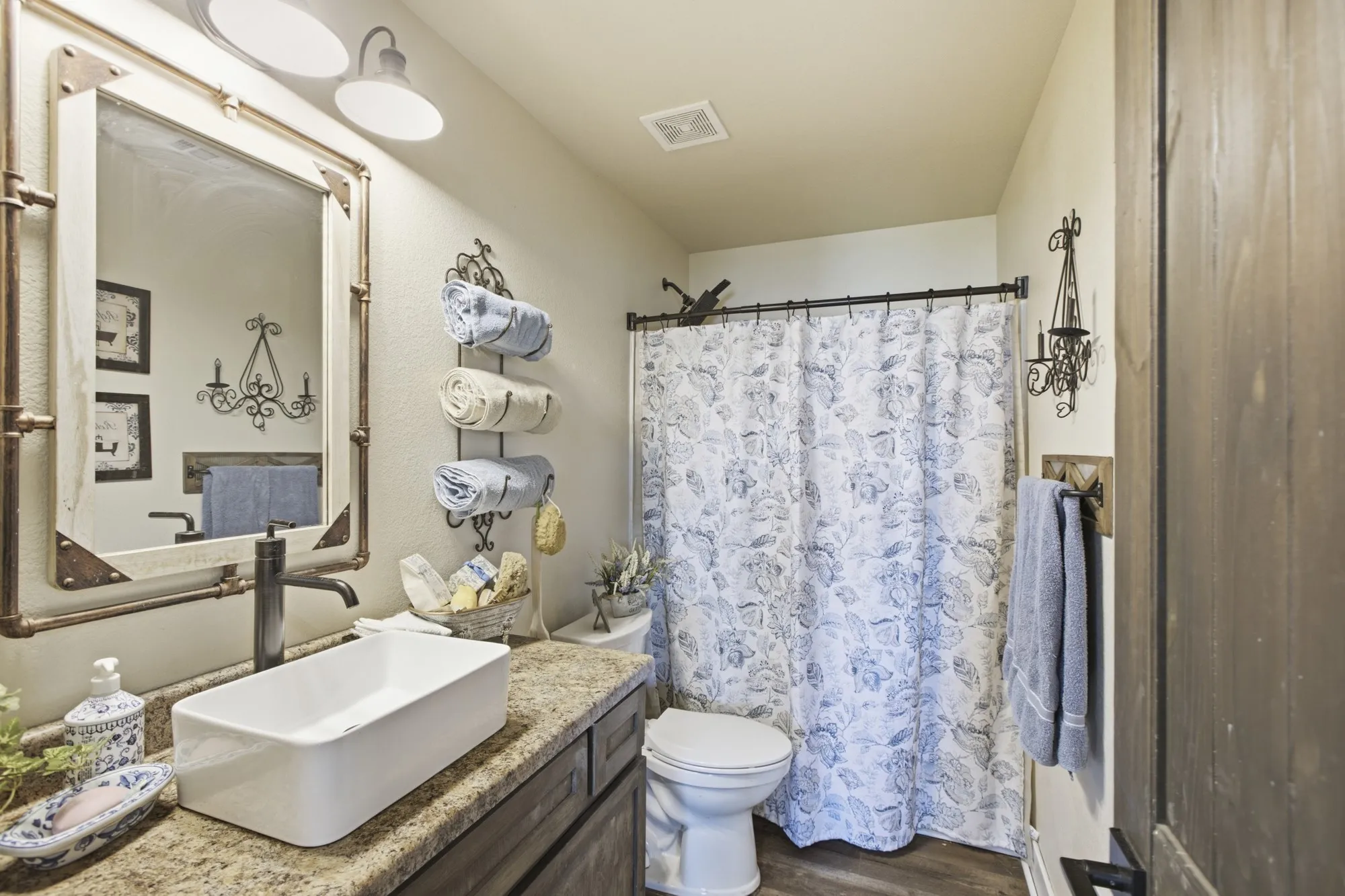 Hall bath~