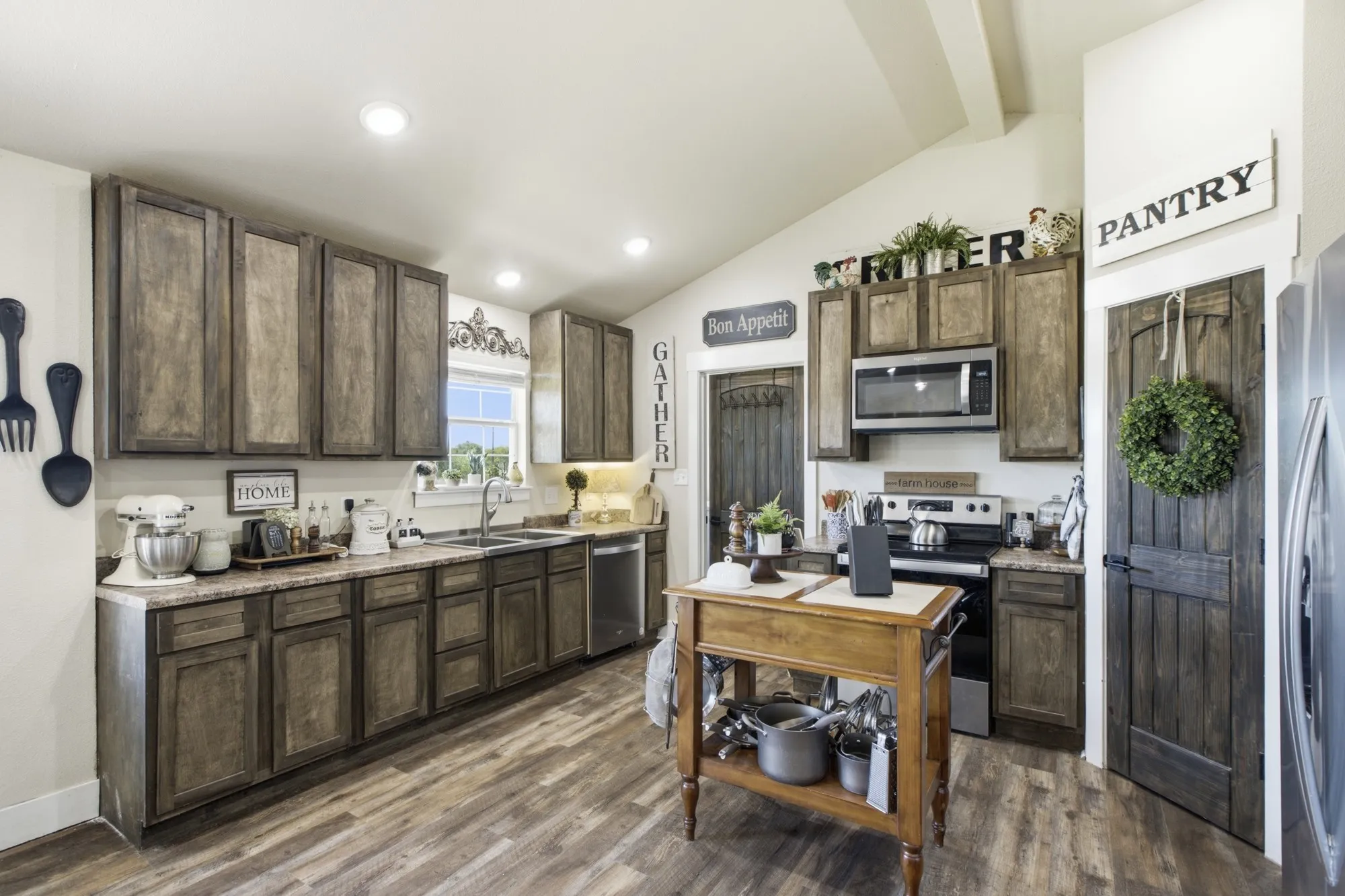 Look at these gorgeous cabinets~