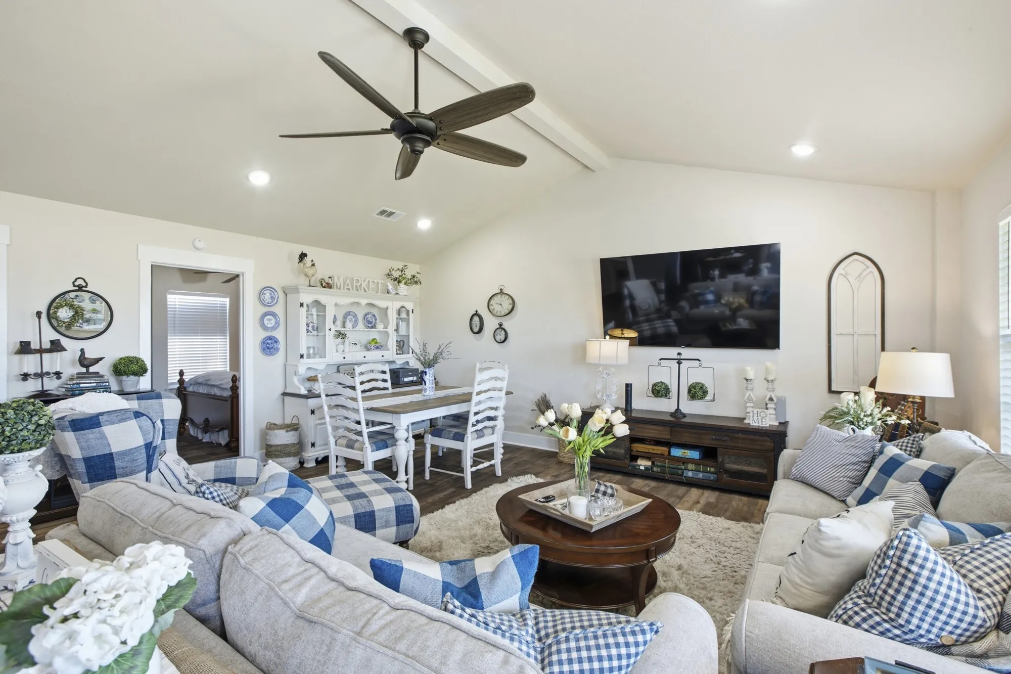 Inviting living room~