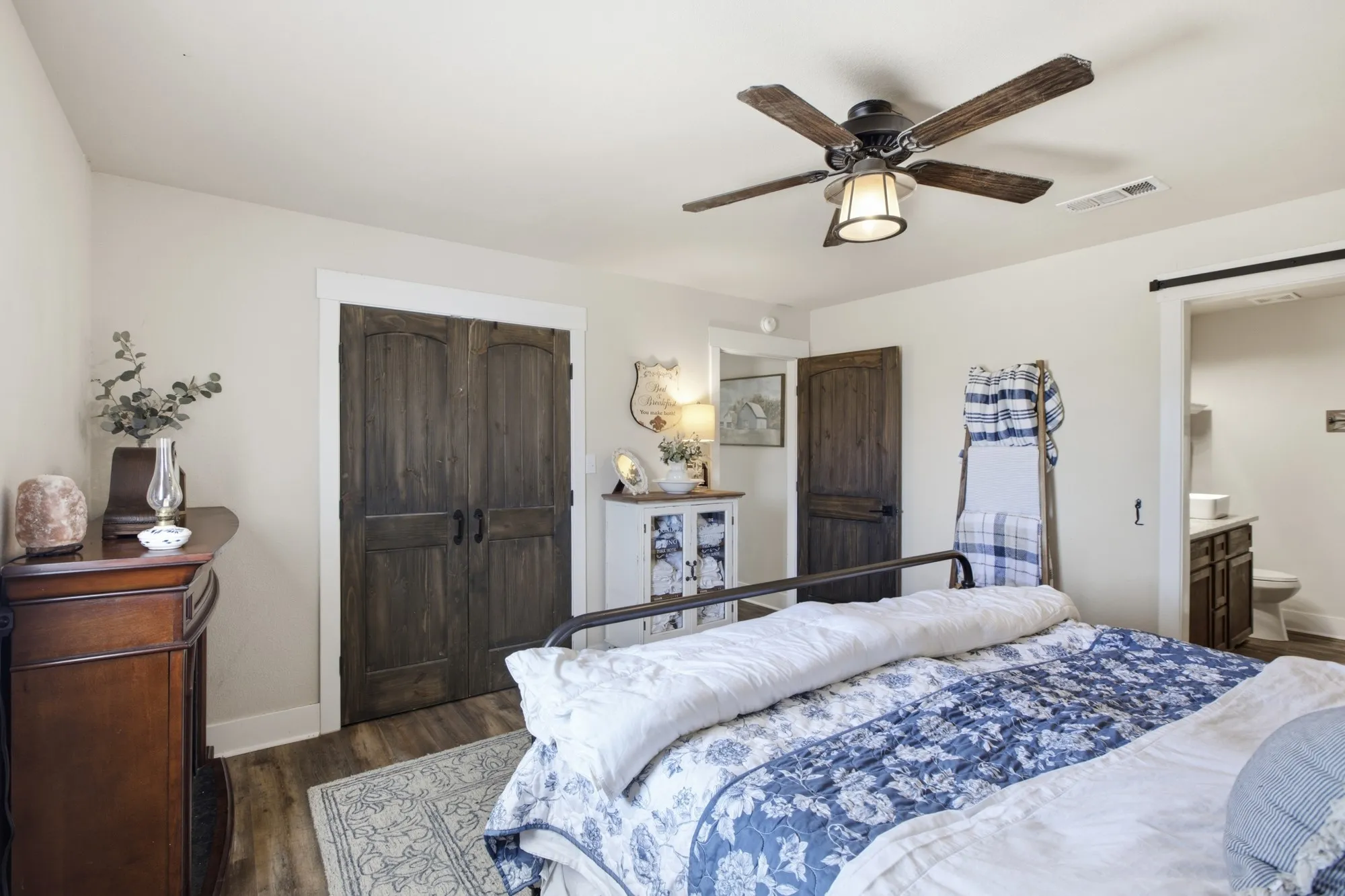 Delightful barn door finishes~