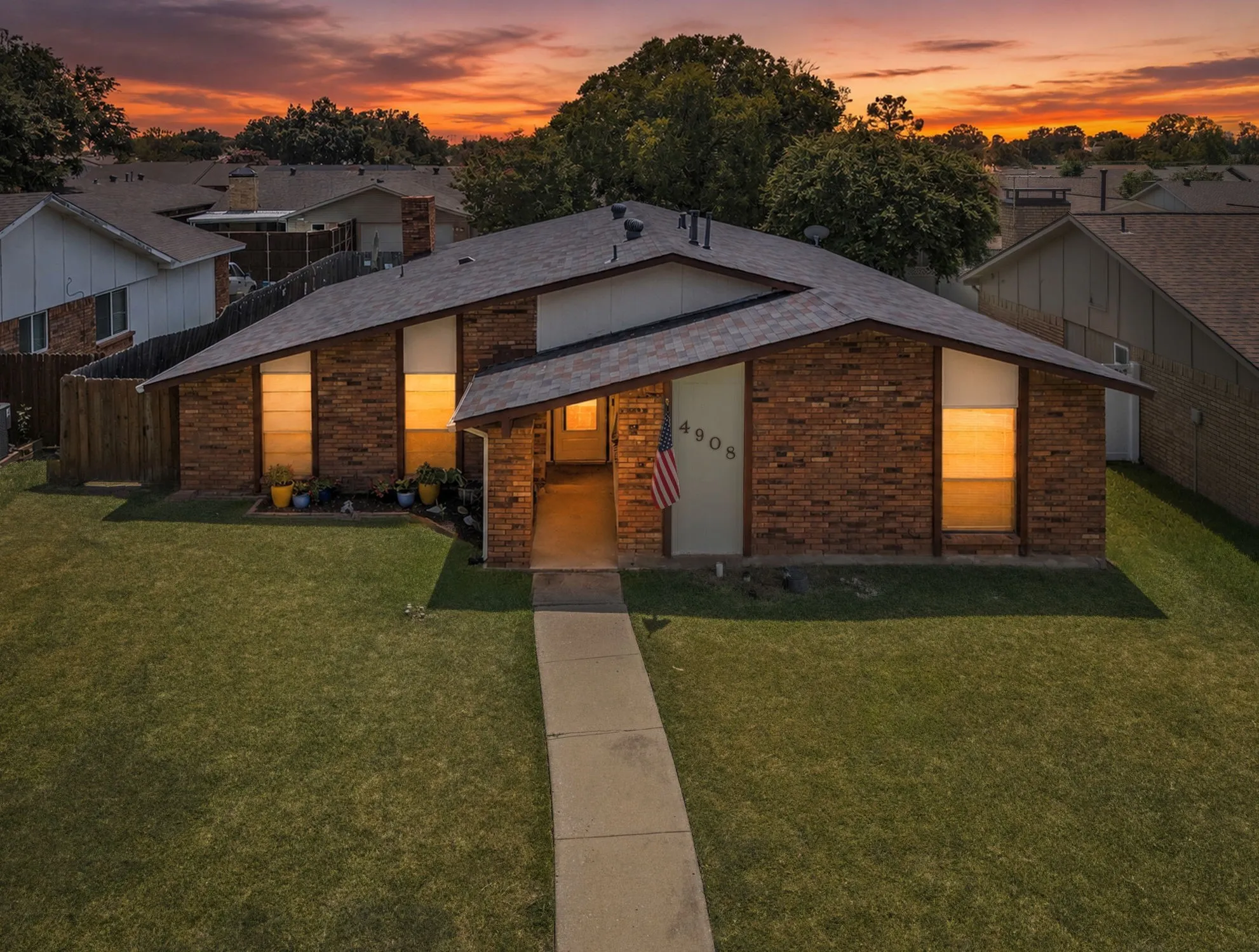Single Family Residence For Sale in Denton County , 4908 Crawford Drive, The Colony, Texas 75056, 3 Bedroom, 2 Bathroom, 2 Garage spaces, 1,946 Sqft, built in 1977, mls#21345951, Real Estate Agent in The Colony, Homes For Sale in Denton county, Homes For Sale in The Colony, Realtor in The Colony Texas, Real Estate Brokerage Independent Realty Texas, Luminita Cordes Realtor
