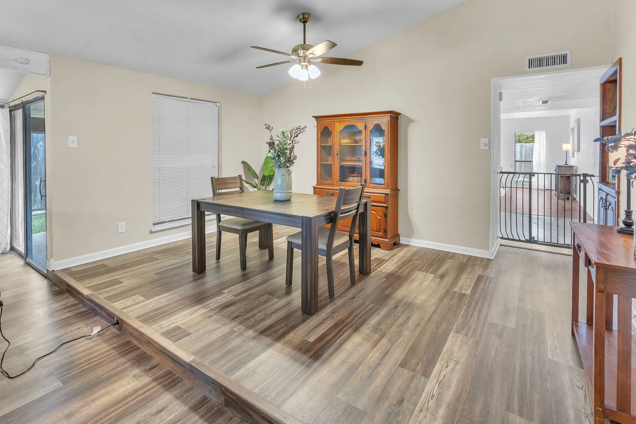 Single Family Residence For Sale in Denton County , 4908 Crawford Drive, The Colony, Texas 75056, 3 Bedroom, 2 Bathroom, 2 Garage spaces, 1,946 Sqft, built in 1977, mls#21345951, Real Estate Agent in The Colony, Homes For Sale in Denton county, Homes For Sale in The Colony, Realtor in The Colony Texas, Real Estate Brokerage Independent Realty Texas, Luminita Cordes Realtor
