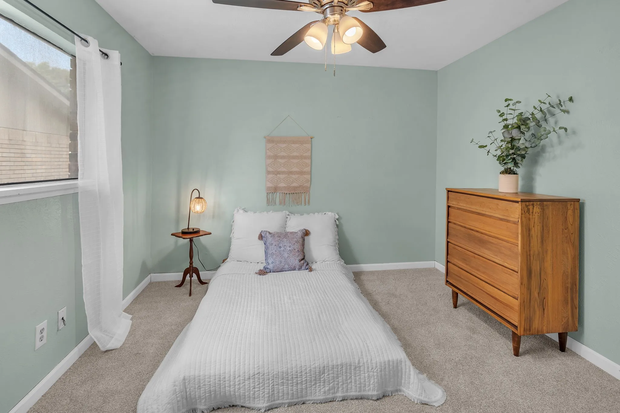 Single Family Residence For Sale in Denton County , 4908 Crawford Drive, The Colony, Texas 75056, 3 Bedroom, 2 Bathroom, 2 Garage spaces, 1,946 Sqft, built in 1977, mls#21345951, Real Estate Agent in The Colony, Homes For Sale in Denton county, Homes For Sale in The Colony, Realtor in The Colony Texas, Real Estate Brokerage Independent Realty Texas, Luminita Cordes Realtor