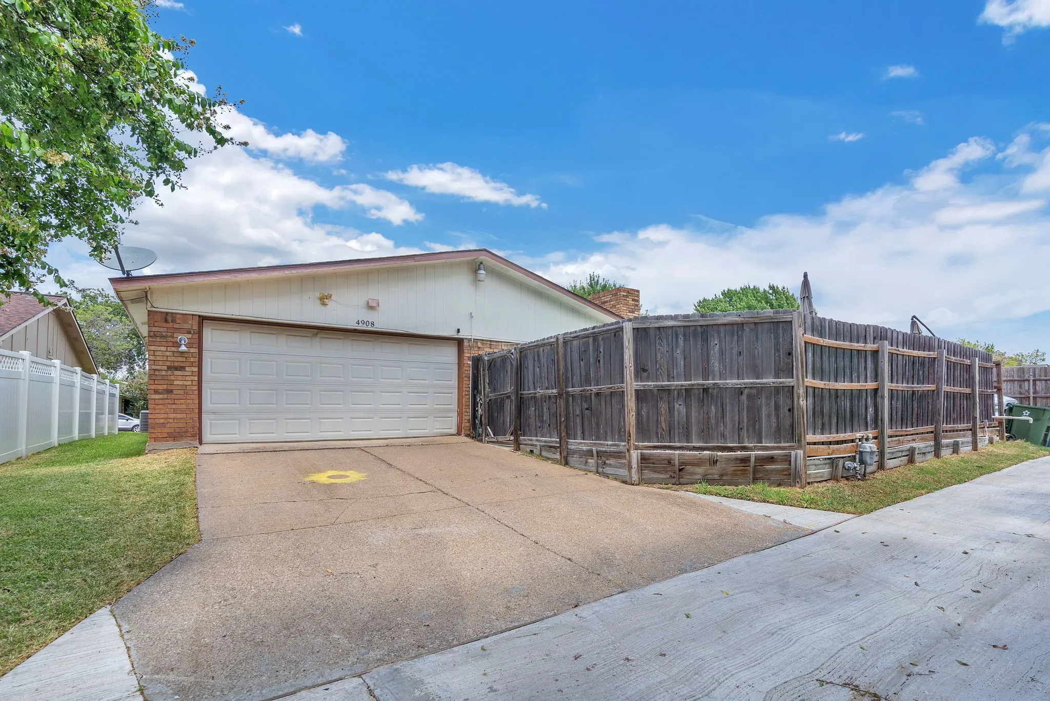 Single Family Residence For Sale in Denton County , 4908 Crawford Drive, The Colony, Texas 75056, 3 Bedroom, 2 Bathroom, 2 Garage spaces, 1,946 Sqft, built in 1977, mls#21345951, Real Estate Agent in The Colony, Homes For Sale in Denton county, Homes For Sale in The Colony, Realtor in The Colony Texas, Real Estate Brokerage Independent Realty Texas, Luminita Cordes Realtor