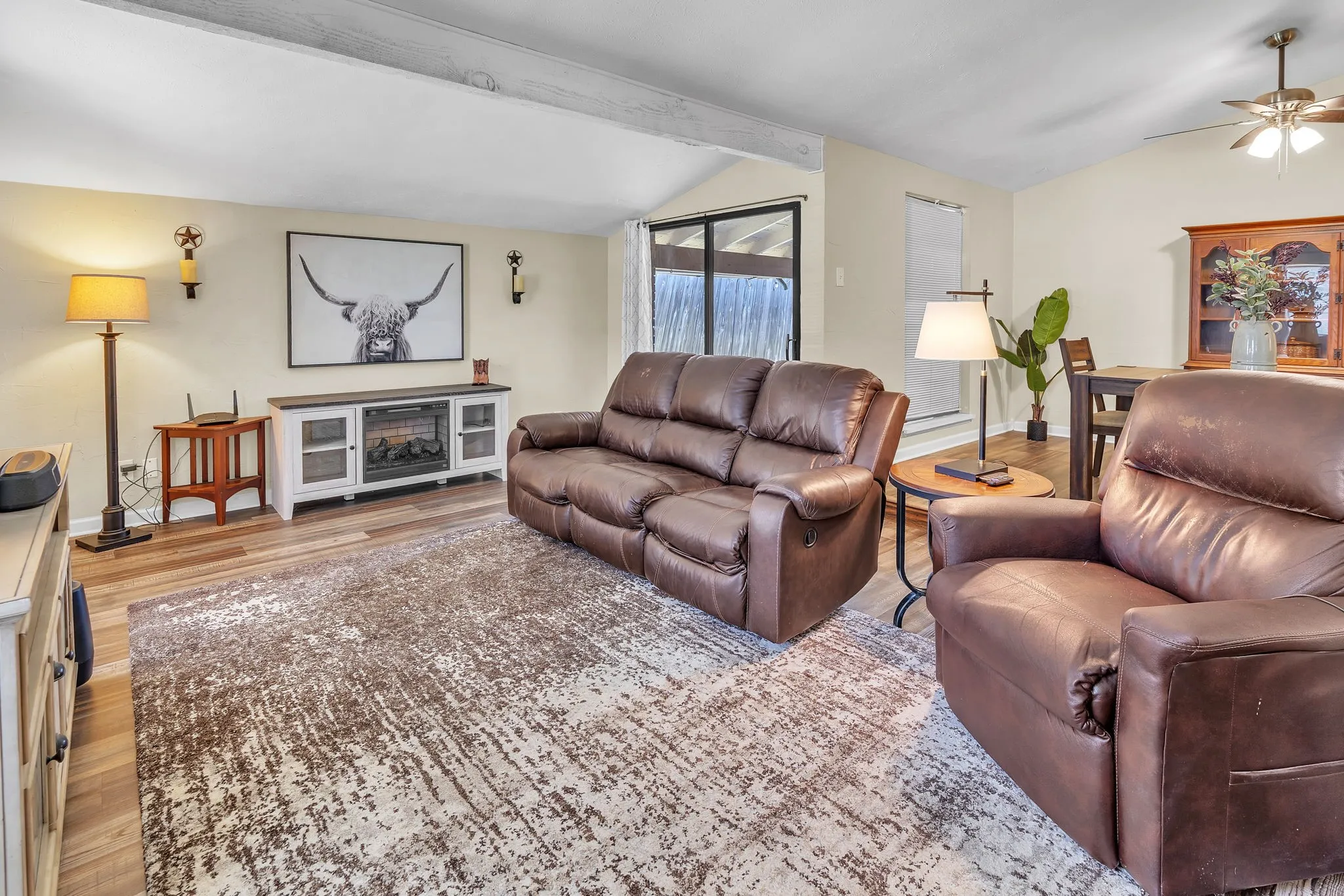 Single Family Residence For Sale in Denton County , 4908 Crawford Drive, The Colony, Texas 75056, 3 Bedroom, 2 Bathroom, 2 Garage spaces, 1,946 Sqft, built in 1977, mls#21345951, Real Estate Agent in The Colony, Homes For Sale in Denton county, Homes For Sale in The Colony, Realtor in The Colony Texas, Real Estate Brokerage Independent Realty Texas, Luminita Cordes Realtor