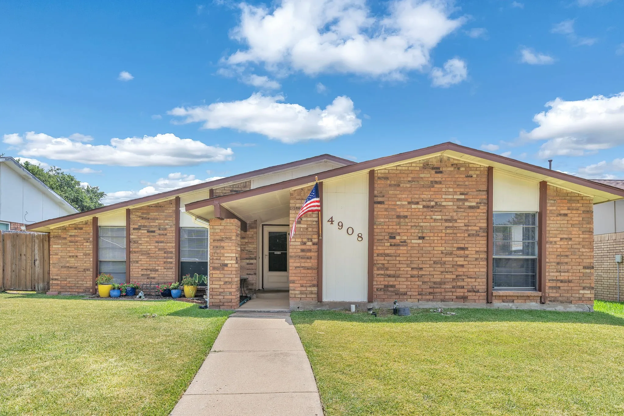 Single Family Residence For Sale in Denton County , 4908 Crawford Drive, The Colony, Texas 75056, 3 Bedroom, 2 Bathroom, 2 Garage spaces, 1,946 Sqft, built in 1977, mls#21345951, Real Estate Agent in The Colony, Homes For Sale in Denton county, Homes For Sale in The Colony, Realtor in The Colony Texas, Real Estate Brokerage Independent Realty Texas, Luminita Cordes Realtor