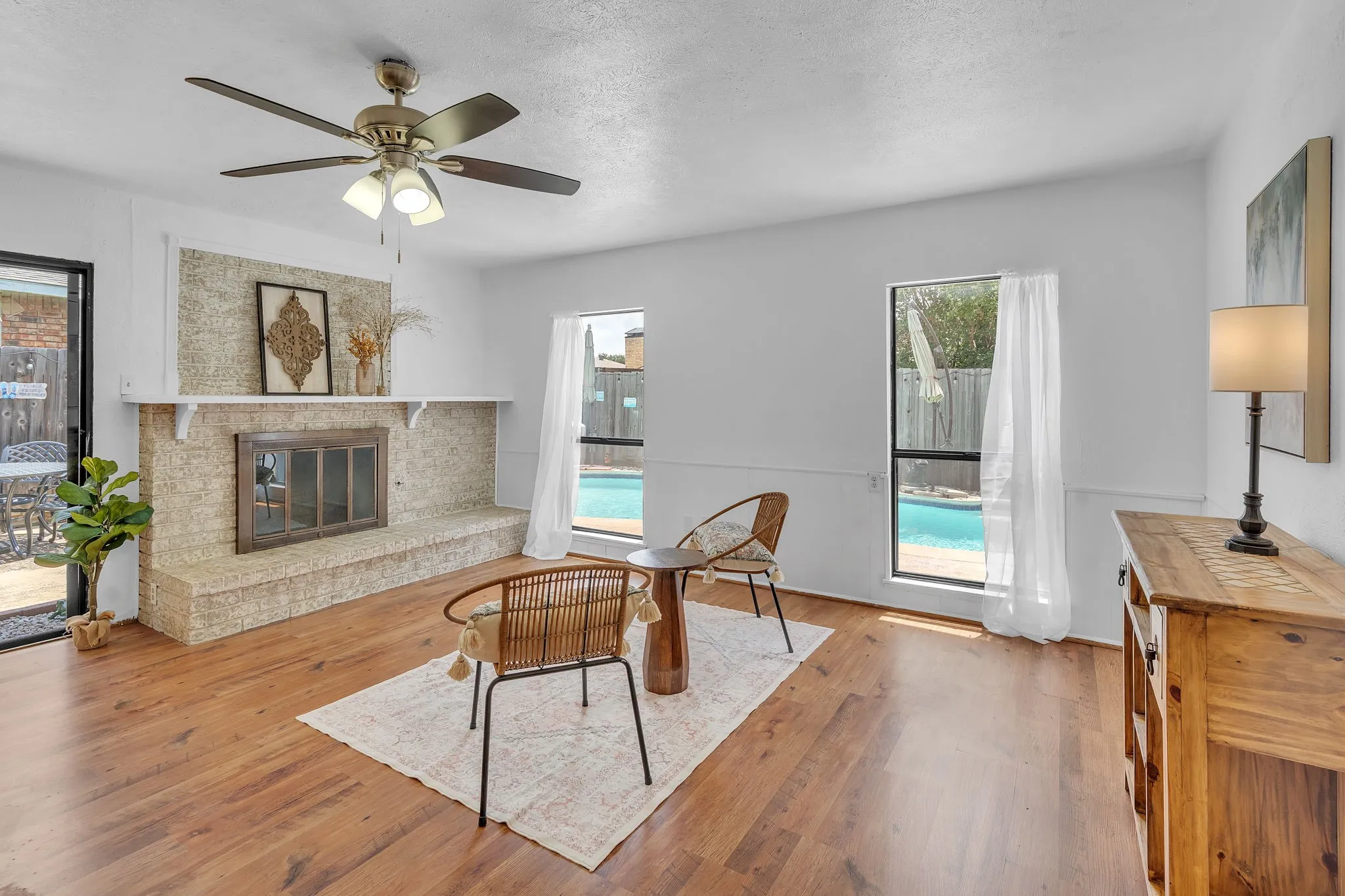 Single Family Residence For Sale in Denton County , 4908 Crawford Drive, The Colony, Texas 75056, 3 Bedroom, 2 Bathroom, 2 Garage spaces, 1,946 Sqft, built in 1977, mls#21345951, Real Estate Agent in The Colony, Homes For Sale in Denton county, Homes For Sale in The Colony, Realtor in The Colony Texas, Real Estate Brokerage Independent Realty Texas, Luminita Cordes Realtor