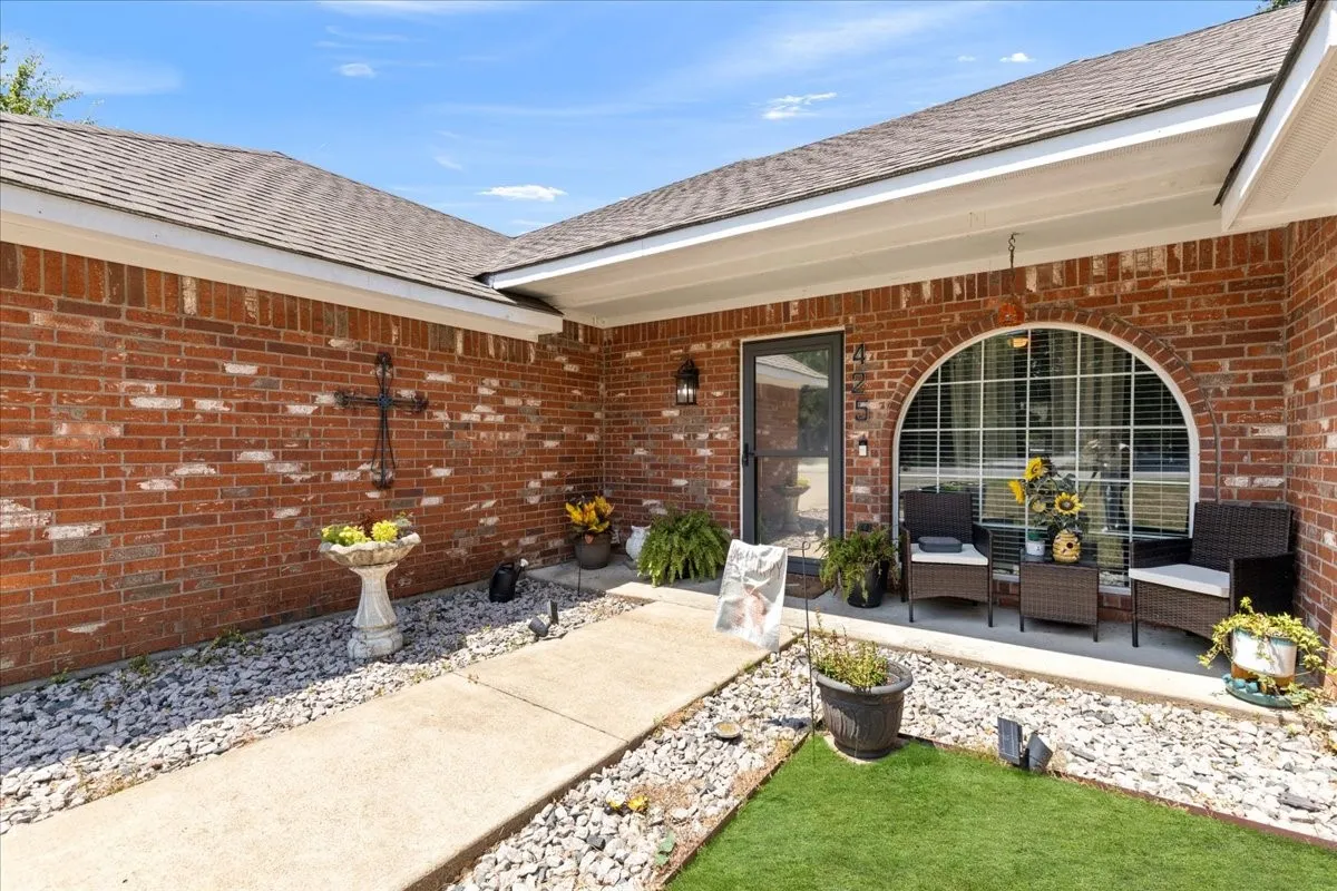 Single Family Residence For Sale in Henderson County , 425 Legendary Lane, Gun Barrel City, Texas 75156, 3 Bedroom, 2 Bathroom, 2 Garage spaces, 1,417 Sqft, built in 2004, mls#21346199, Real Estate Agent in Gun Barrel City, Homes For Sale in Henderson county, Homes For Sale in Gun Barrel City, Realtor in Gun Barrel City Texas, Real Estate Brokerage Independent Realty Texas, Luminita Cordes Realtor