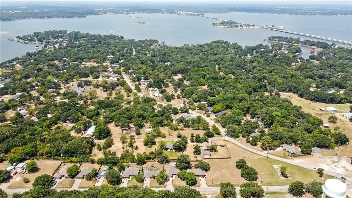 Single Family Residence For Sale in Henderson County , 425 Legendary Lane, Gun Barrel City, Texas 75156, 3 Bedroom, 2 Bathroom, 2 Garage spaces, 1,417 Sqft, built in 2004, mls#21346199, Real Estate Agent in Gun Barrel City, Homes For Sale in Henderson county, Homes For Sale in Gun Barrel City, Realtor in Gun Barrel City Texas, Real Estate Brokerage Independent Realty Texas, Luminita Cordes Realtor
