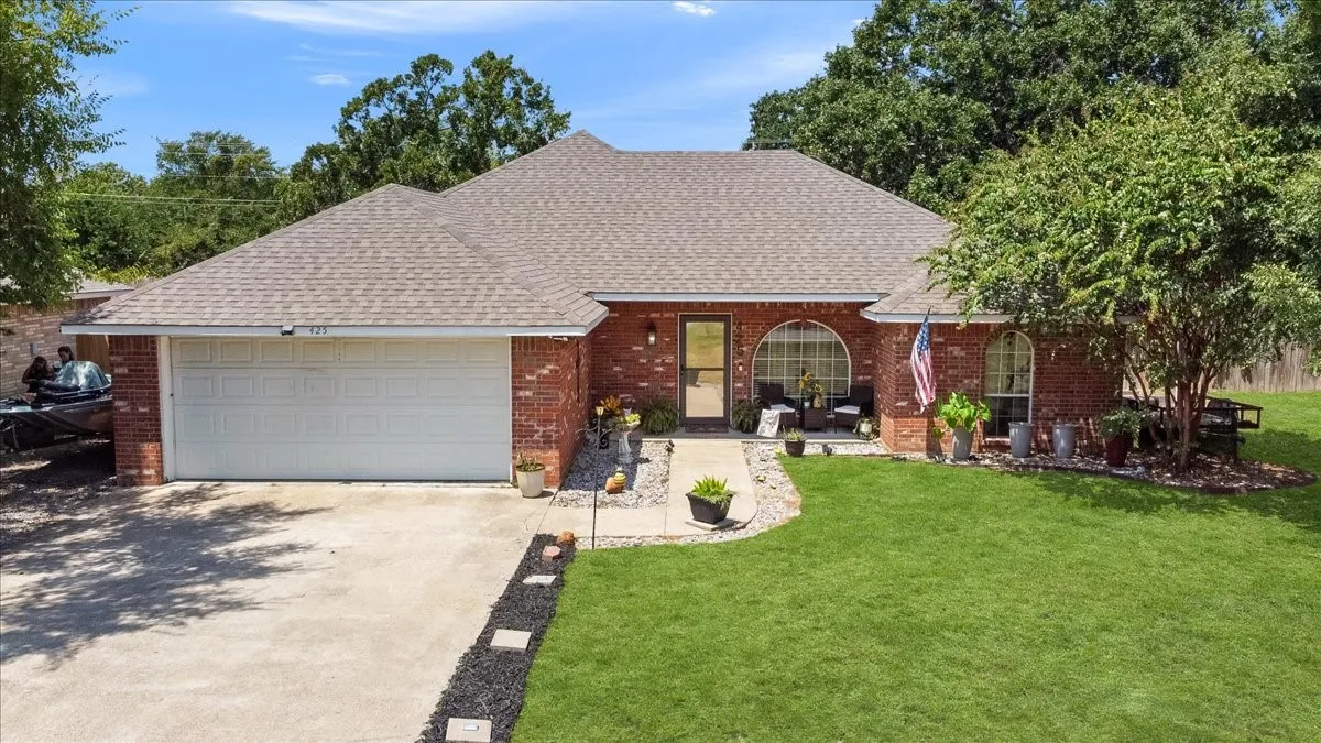 Single Family Residence For Sale in Henderson County , 425 Legendary Lane, Gun Barrel City, Texas 75156, 3 Bedroom, 2 Bathroom, 2 Garage spaces, 1,417 Sqft, built in 2004, mls#21346199, Real Estate Agent in Gun Barrel City, Homes For Sale in Henderson county, Homes For Sale in Gun Barrel City, Realtor in Gun Barrel City Texas, Real Estate Brokerage Independent Realty Texas, Luminita Cordes Realtor