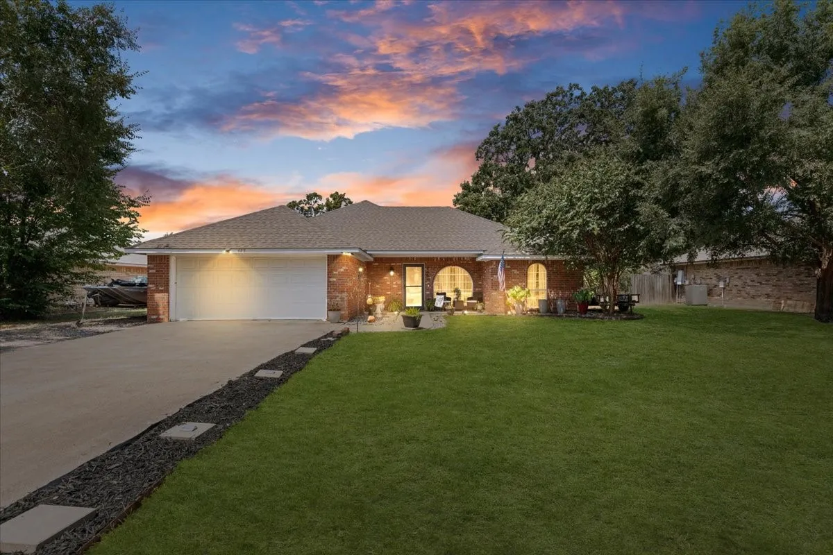 Single Family Residence For Sale in Henderson County , 425 Legendary Lane, Gun Barrel City, Texas 75156, 3 Bedroom, 2 Bathroom, 2 Garage spaces, 1,417 Sqft, built in 2004, mls#21346199, Real Estate Agent in Gun Barrel City, Homes For Sale in Henderson county, Homes For Sale in Gun Barrel City, Realtor in Gun Barrel City Texas, Real Estate Brokerage Independent Realty Texas, Luminita Cordes Realtor