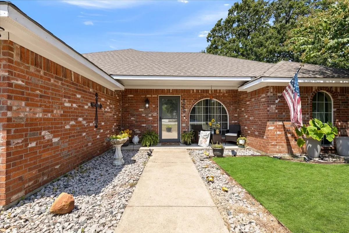 Single Family Residence For Sale in Henderson County , 425 Legendary Lane, Gun Barrel City, Texas 75156, 3 Bedroom, 2 Bathroom, 2 Garage spaces, 1,417 Sqft, built in 2004, mls#21346199, Real Estate Agent in Gun Barrel City, Homes For Sale in Henderson county, Homes For Sale in Gun Barrel City, Realtor in Gun Barrel City Texas, Real Estate Brokerage Independent Realty Texas, Luminita Cordes Realtor