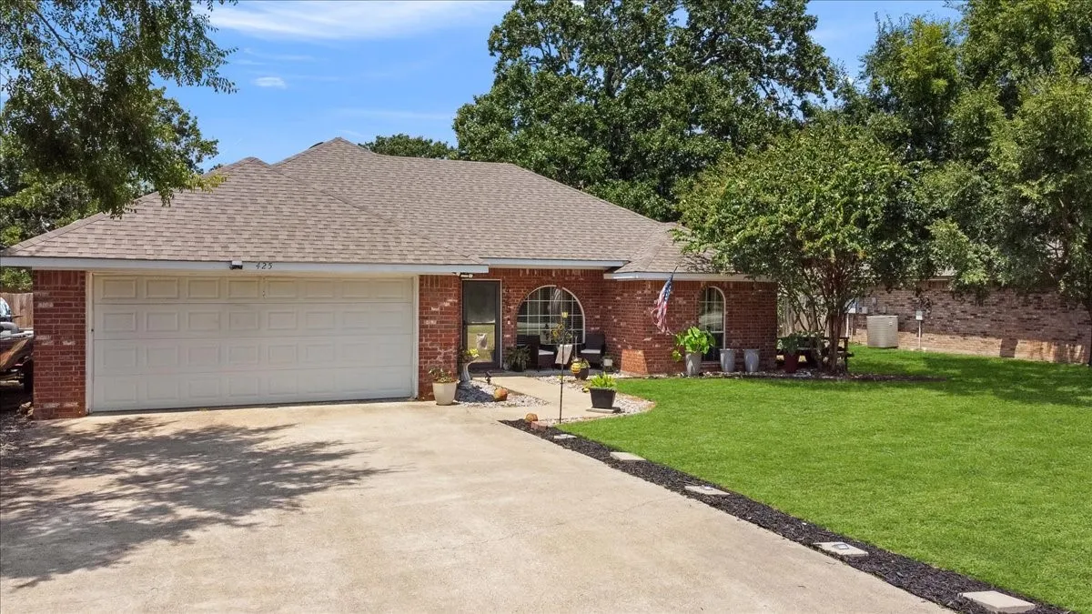 Single Family Residence For Sale in Henderson County , 425 Legendary Lane, Gun Barrel City, Texas 75156, 3 Bedroom, 2 Bathroom, 2 Garage spaces, 1,417 Sqft, built in 2004, mls#21346199, Real Estate Agent in Gun Barrel City, Homes For Sale in Henderson county, Homes For Sale in Gun Barrel City, Realtor in Gun Barrel City Texas, Real Estate Brokerage Independent Realty Texas, Luminita Cordes Realtor