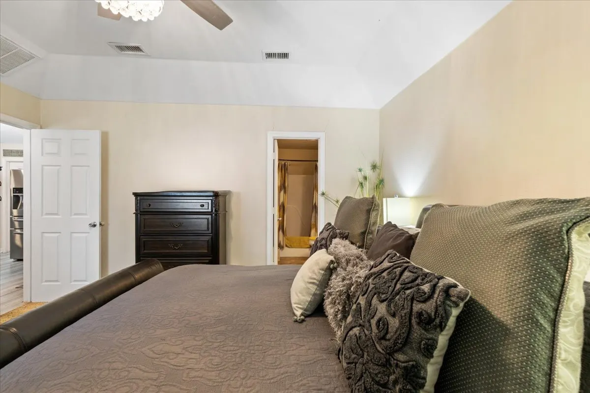 Single Family Residence For Sale in Henderson County , 425 Legendary Lane, Gun Barrel City, Texas 75156, 3 Bedroom, 2 Bathroom, 2 Garage spaces, 1,417 Sqft, built in 2004, mls#21346199, Real Estate Agent in Gun Barrel City, Homes For Sale in Henderson county, Homes For Sale in Gun Barrel City, Realtor in Gun Barrel City Texas, Real Estate Brokerage Independent Realty Texas, Luminita Cordes Realtor