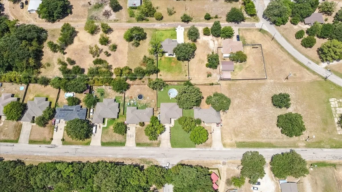Single Family Residence For Sale in Henderson County , 425 Legendary Lane, Gun Barrel City, Texas 75156, 3 Bedroom, 2 Bathroom, 2 Garage spaces, 1,417 Sqft, built in 2004, mls#21346199, Real Estate Agent in Gun Barrel City, Homes For Sale in Henderson county, Homes For Sale in Gun Barrel City, Realtor in Gun Barrel City Texas, Real Estate Brokerage Independent Realty Texas, Luminita Cordes Realtor